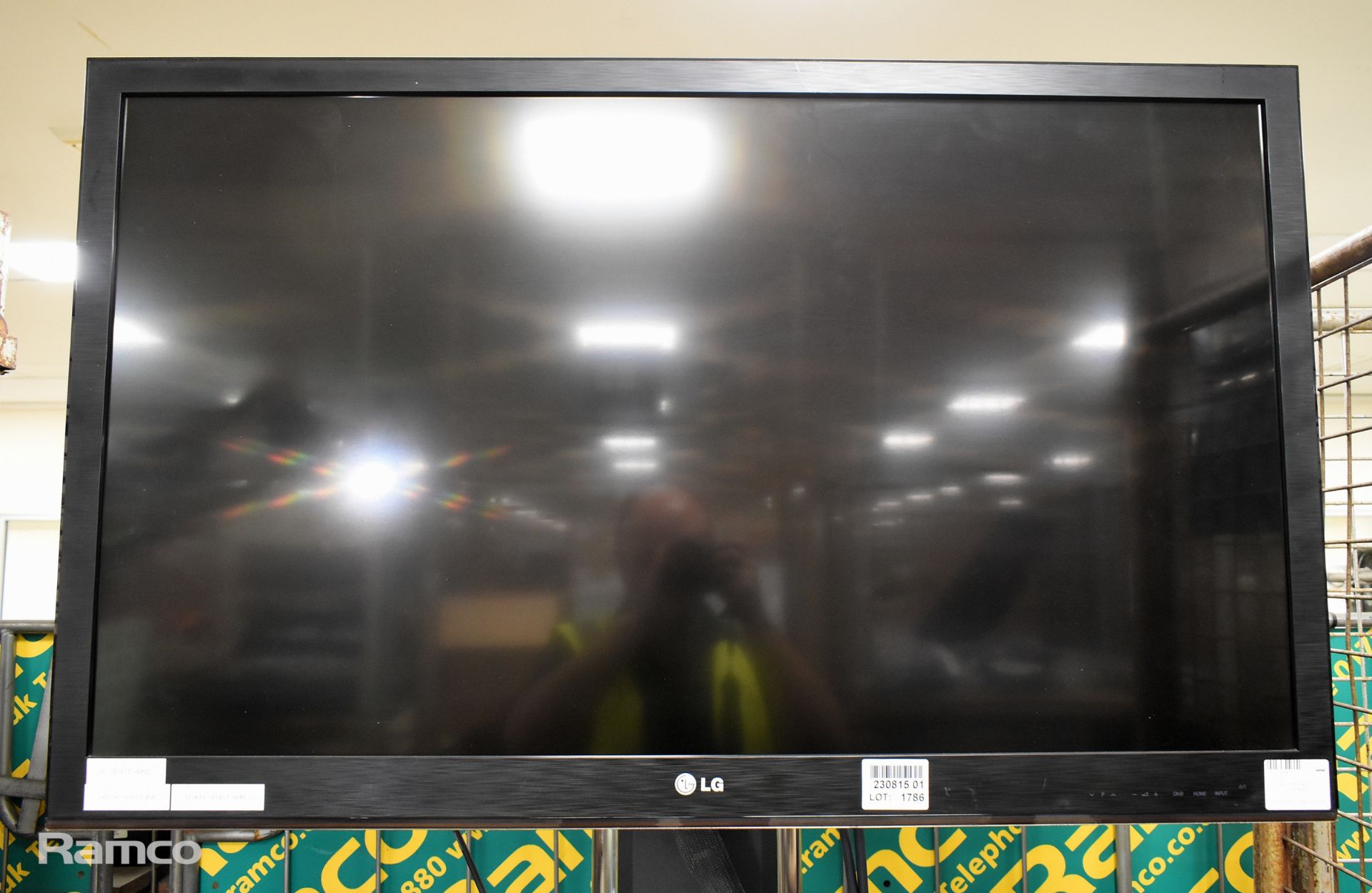 LG 42LV355C 42 inch TV with trolley stand - Bild 2 aus 7