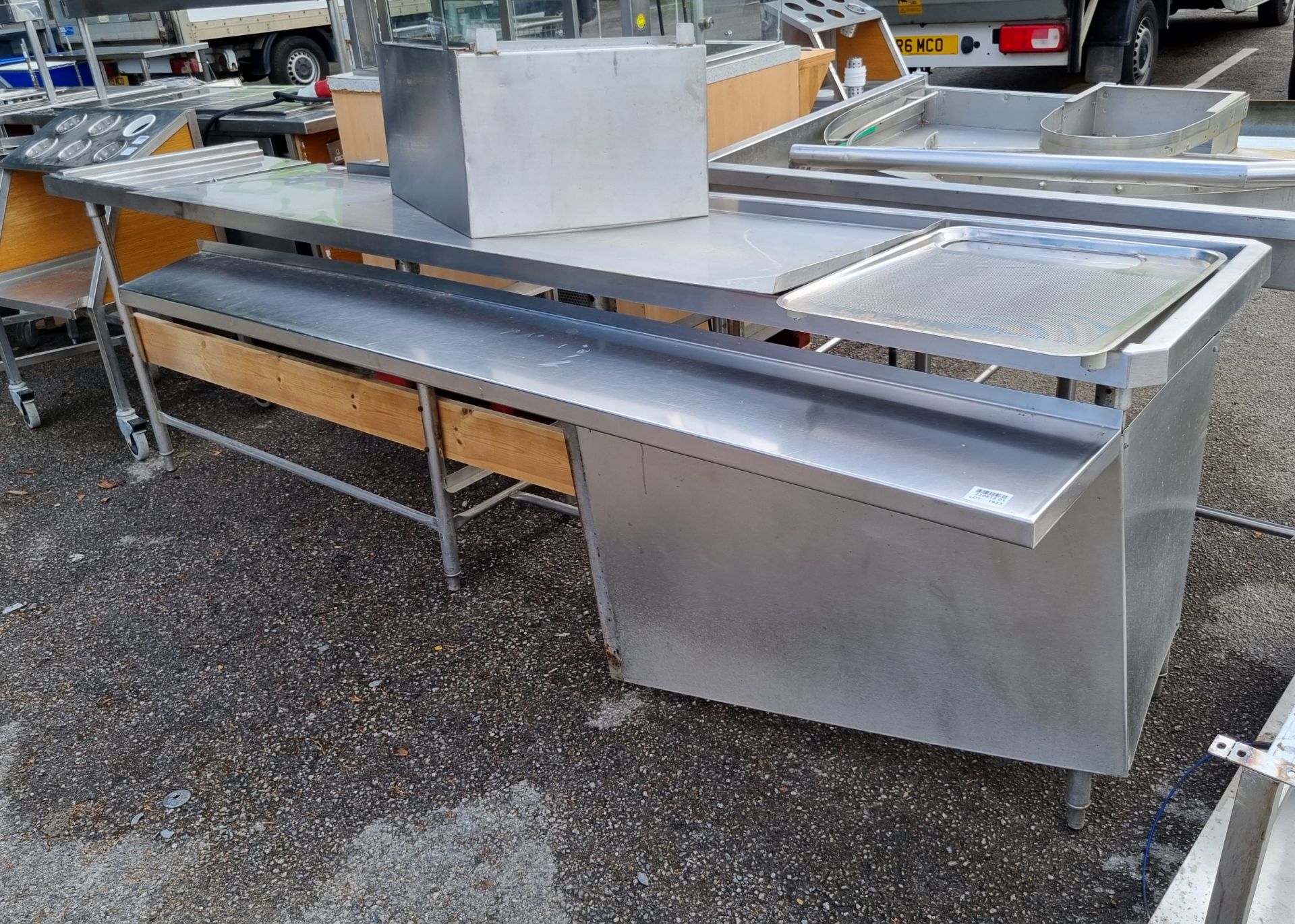 Stainless steel counter top unit with racking - W 3040 x D 900 x H 920mm - Image 2 of 5