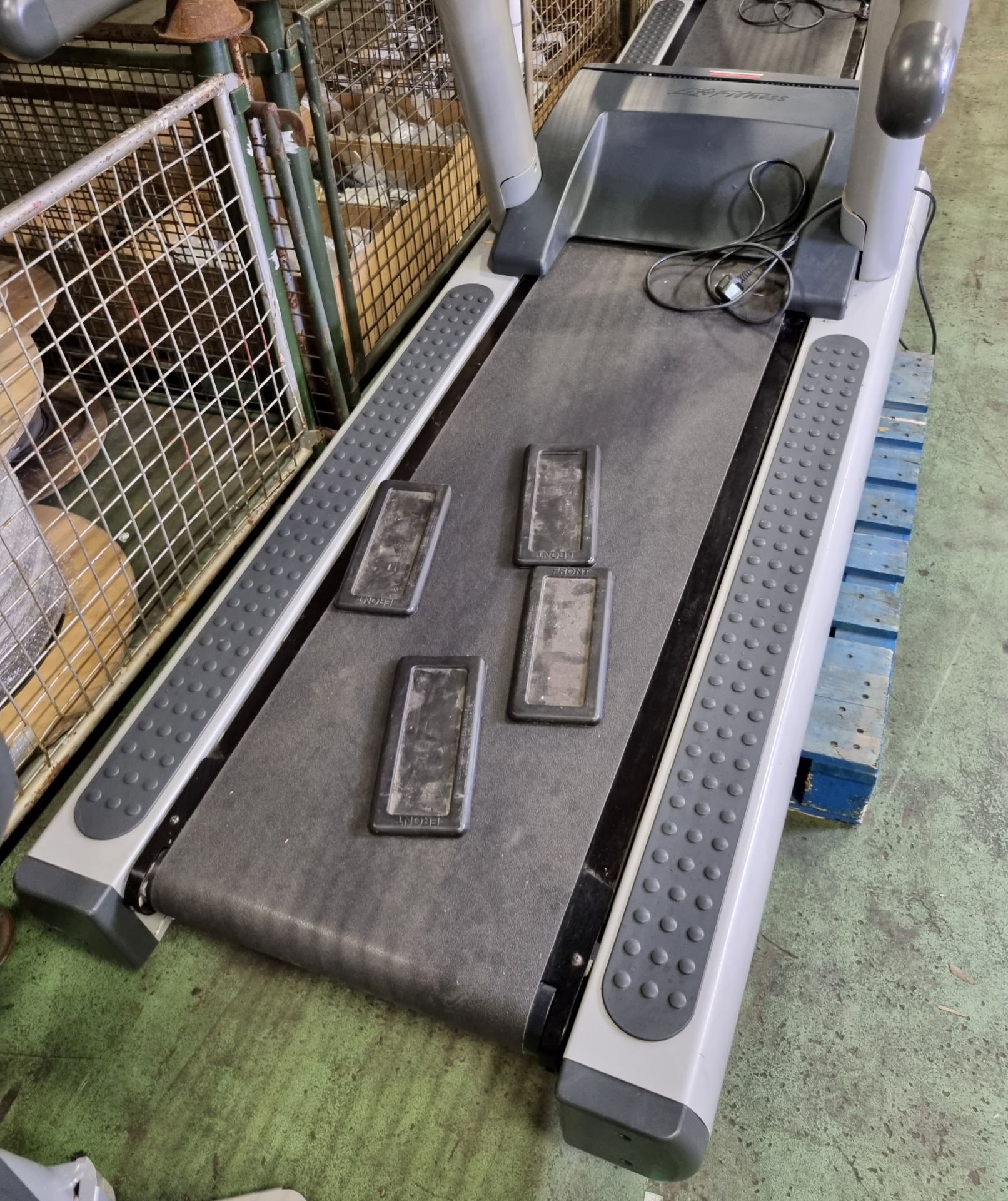 Life Fitness CLISTINHXK treadmill - Max user weight 181kg - W 2090 x D 920 x H 1420mm - Bild 4 aus 5