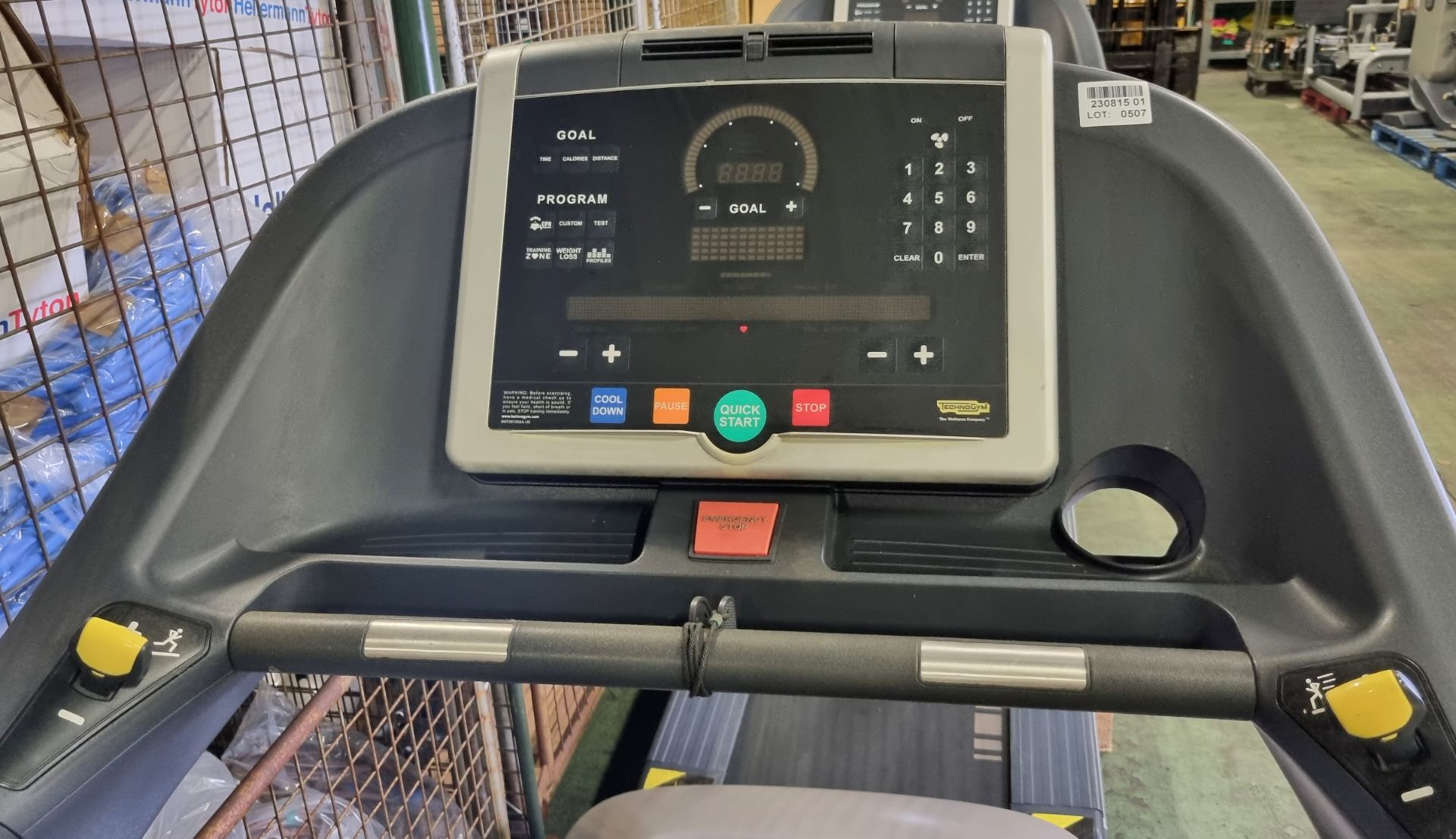 Technogym Run Now 700 treadmill - W 2200 x D 970 x H 1570mm - Bild 3 aus 4