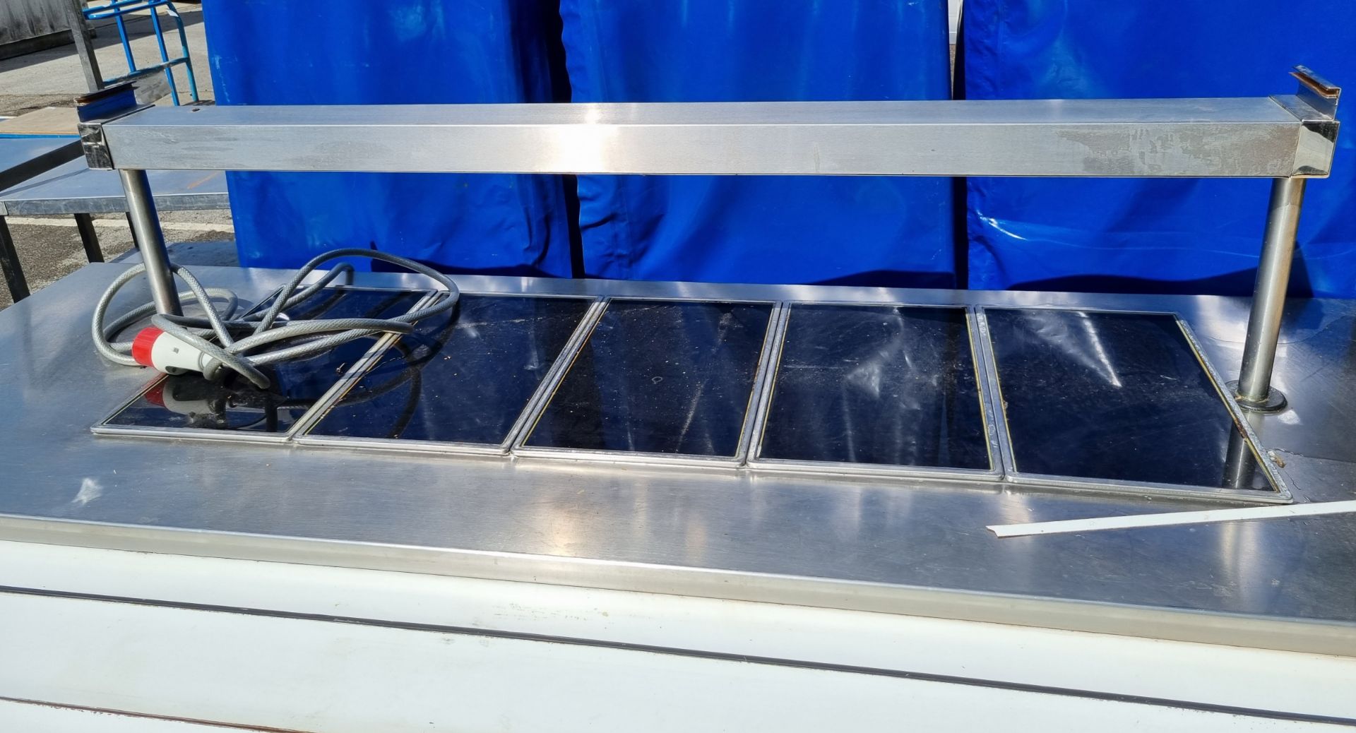 Portable hot cupboard with bain marie unit and tray slide - W 2860 x D 1160 x H 1370 mm - Image 4 of 5