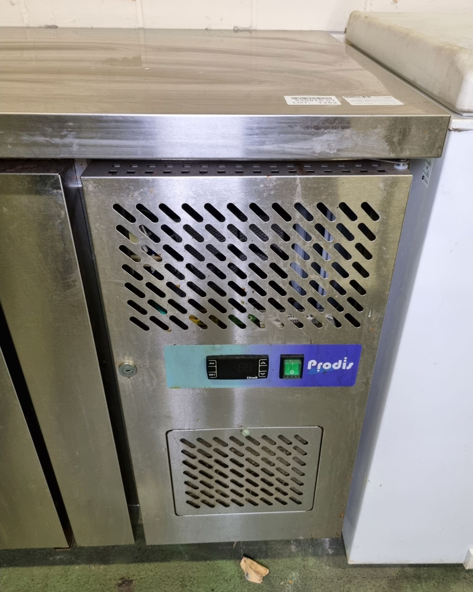 Prodis GRN-C3R 3-door stainless steel counter fridge - W 1800 x D 700 x H 870 mm - Bild 6 aus 7