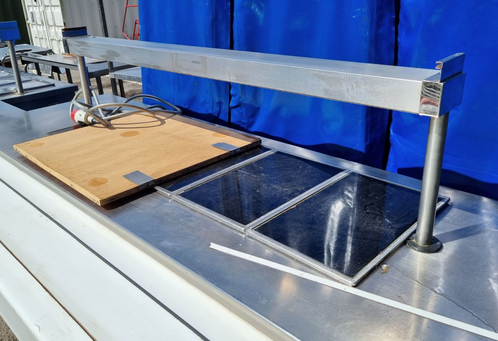 Portable hot cupboard with bain marie unit and tray slide - W 2860 x D 1160 x H 1370 mm - Image 3 of 5