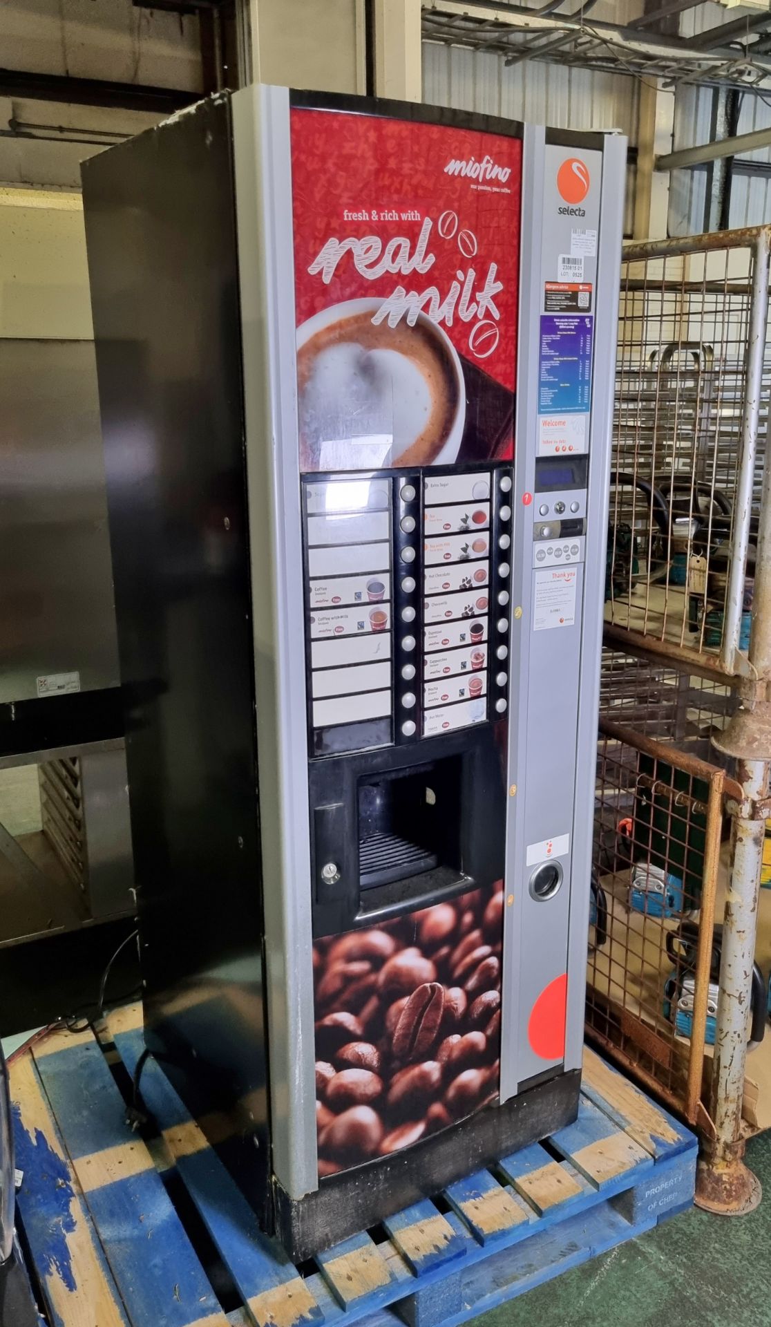 Miofino 960406 Selecta drinks vending machine - coin operated - 240V 50Hz - L 650 x W 730 x H 1830mm - Image 2 of 4