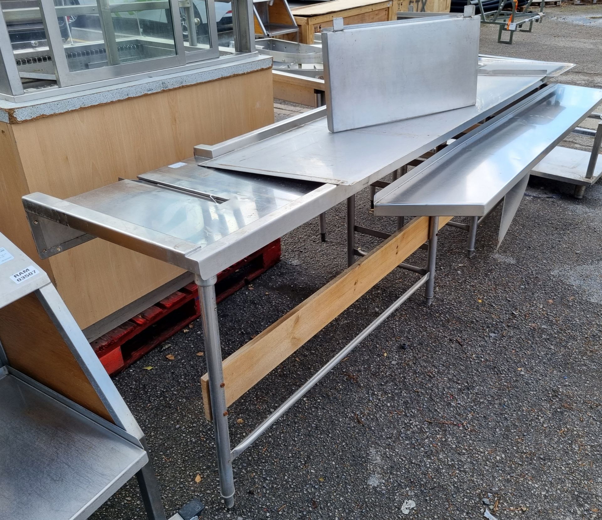 Stainless steel counter top unit with racking - W 3040 x D 900 x H 920mm - Image 3 of 5