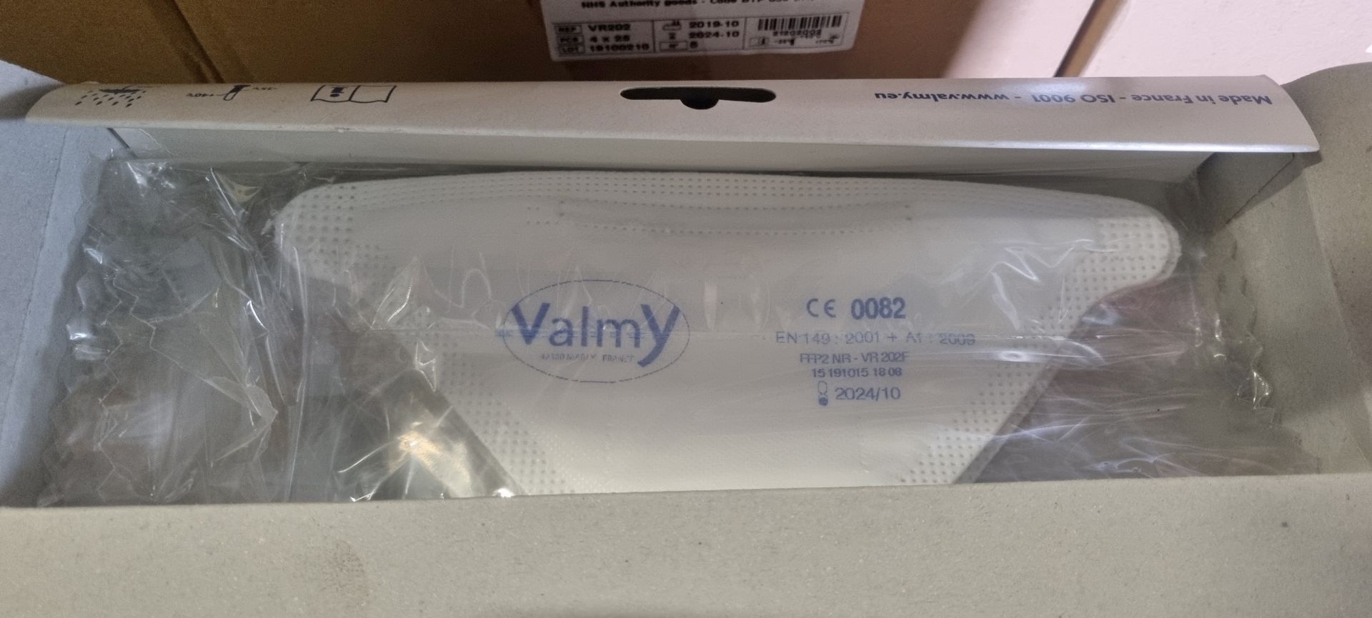 19x boxes of Valmy face masks L 400 x W 290 x H 145mm - 4 packs per box - 25 per pack - Image 4 of 6