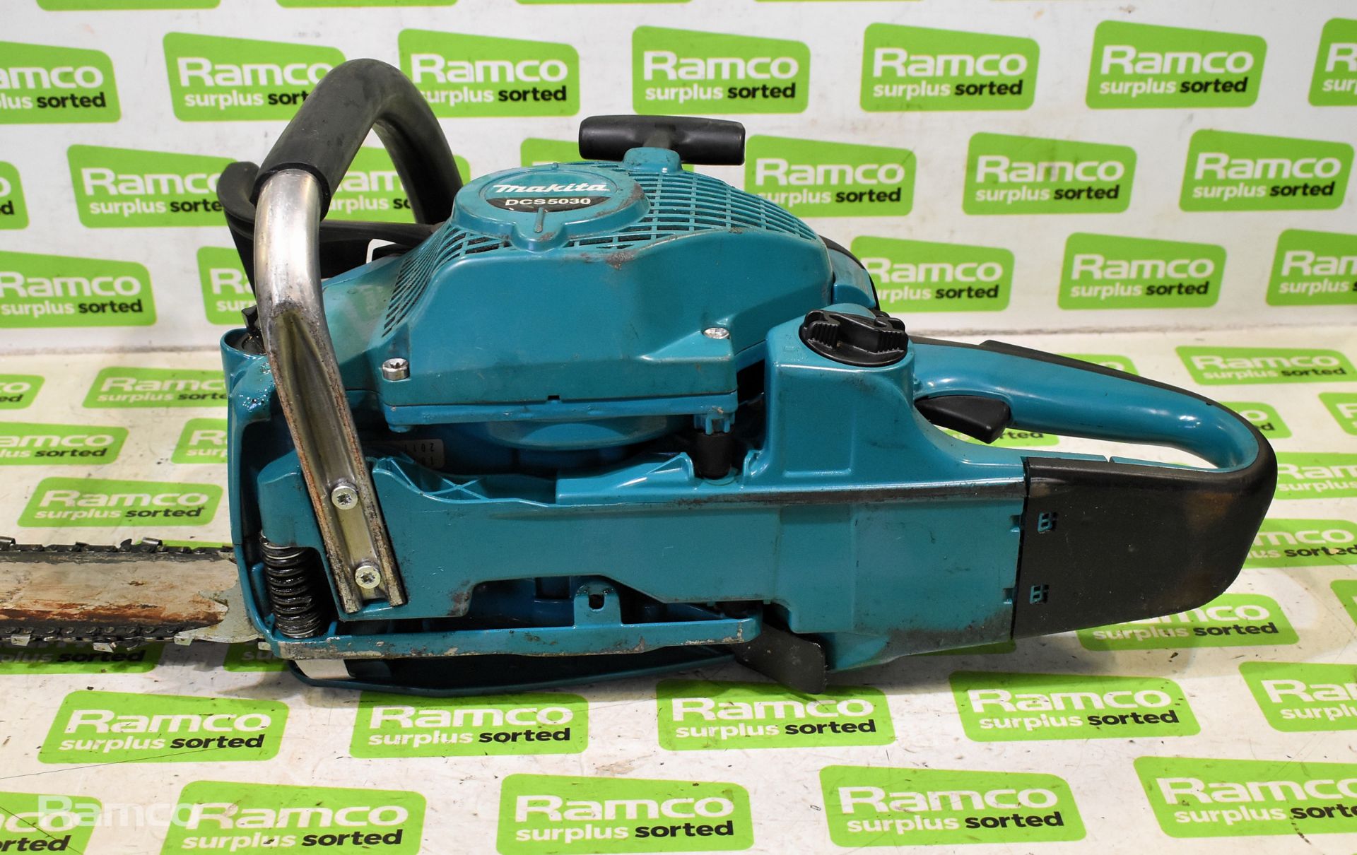 Makita DCS5030 50cc petrol chainsaw with guide and chain - AS SPARES & REPAIRS - Image 6 of 6