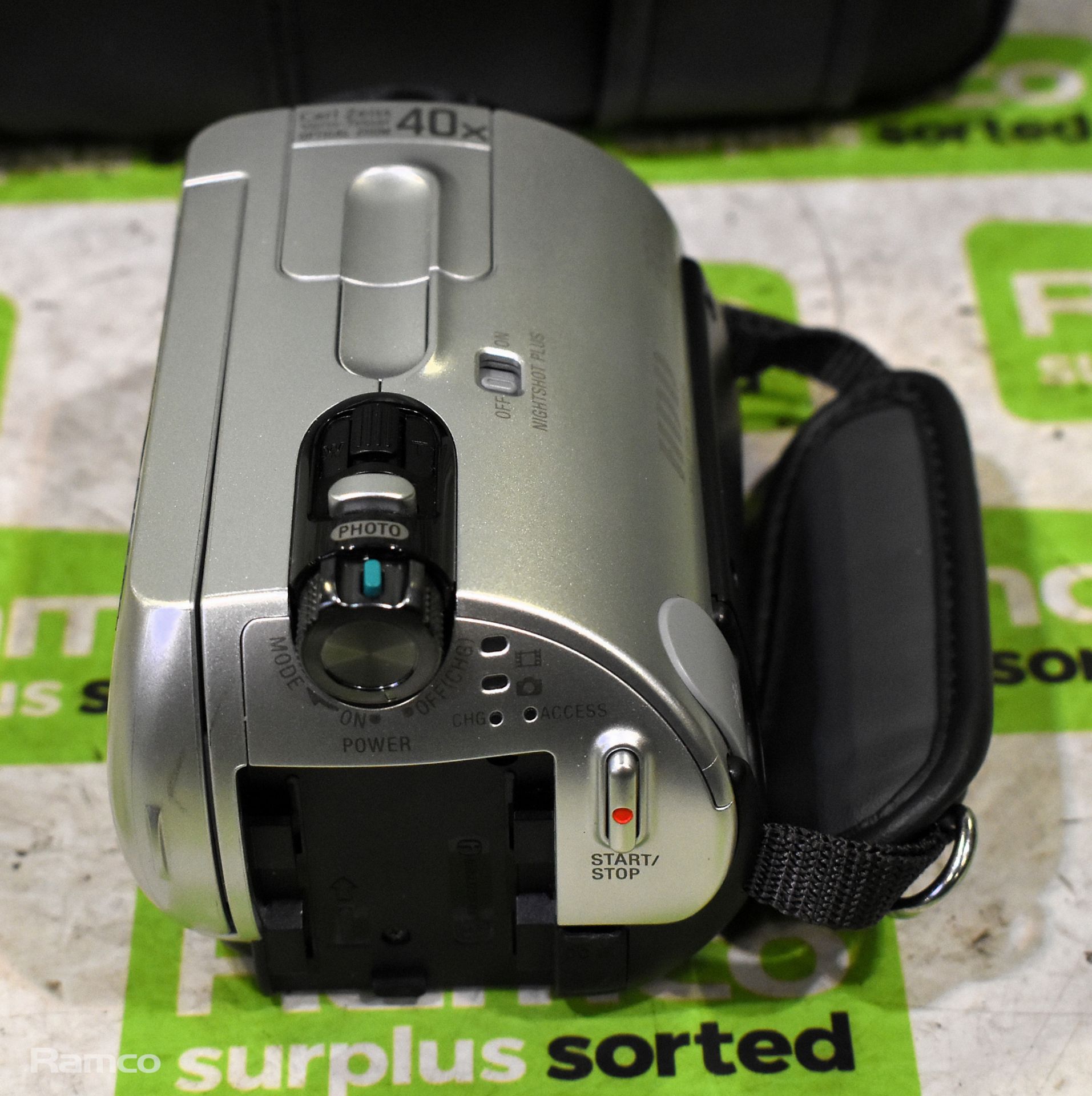 Sony DCR-SR32 handycam camcorder with accessories and bag - Bild 4 aus 9
