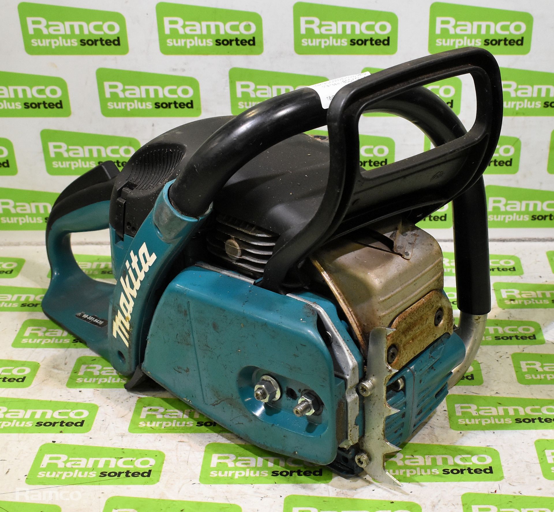 3x Makita DCS5030 50cc petrol chainsaw - BODIES ONLY - AS SPARES AND REPAIRS, 1x Makita EA5000P - Image 4 of 22