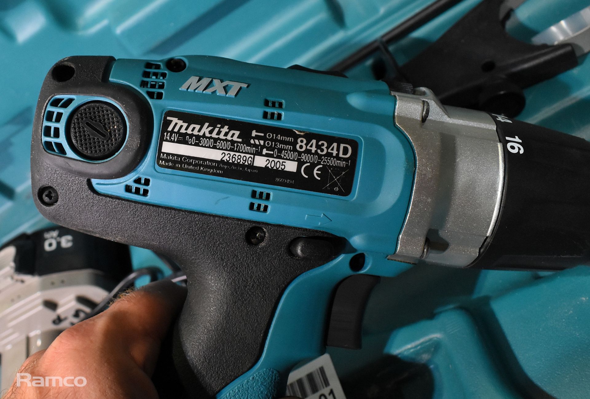 Makita 8434D cordless drill in case with battery and charger - SPARES AND REPAIRS - Image 3 of 5