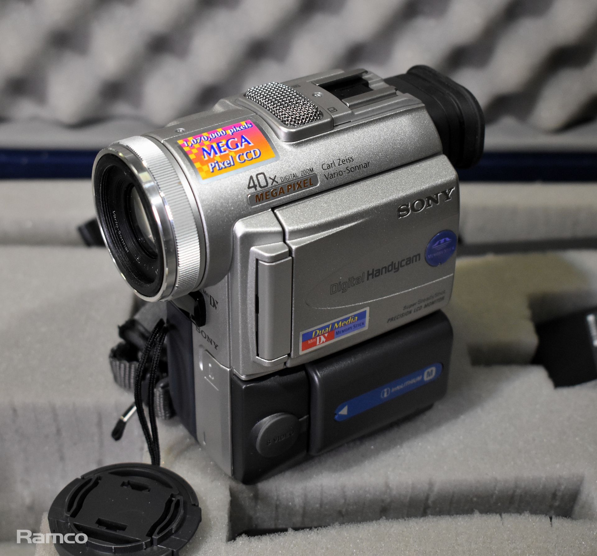 Sony DCR-PC100E digital video camera recorder with accessories and case - Bild 5 aus 9