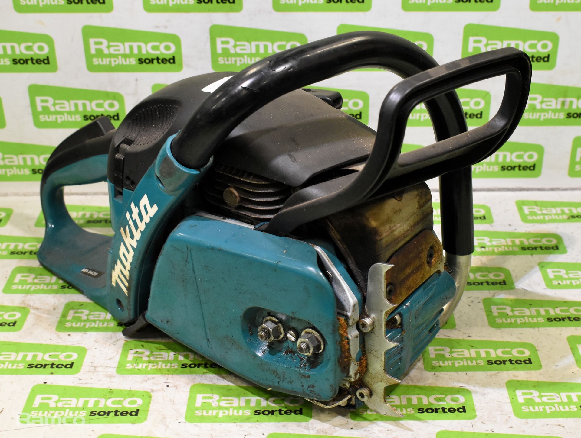 2x Makita DCS5030 50cc petrol chainsaw - BODIES ONLY - AS SPARES AND REPAIRS - Image 3 of 11