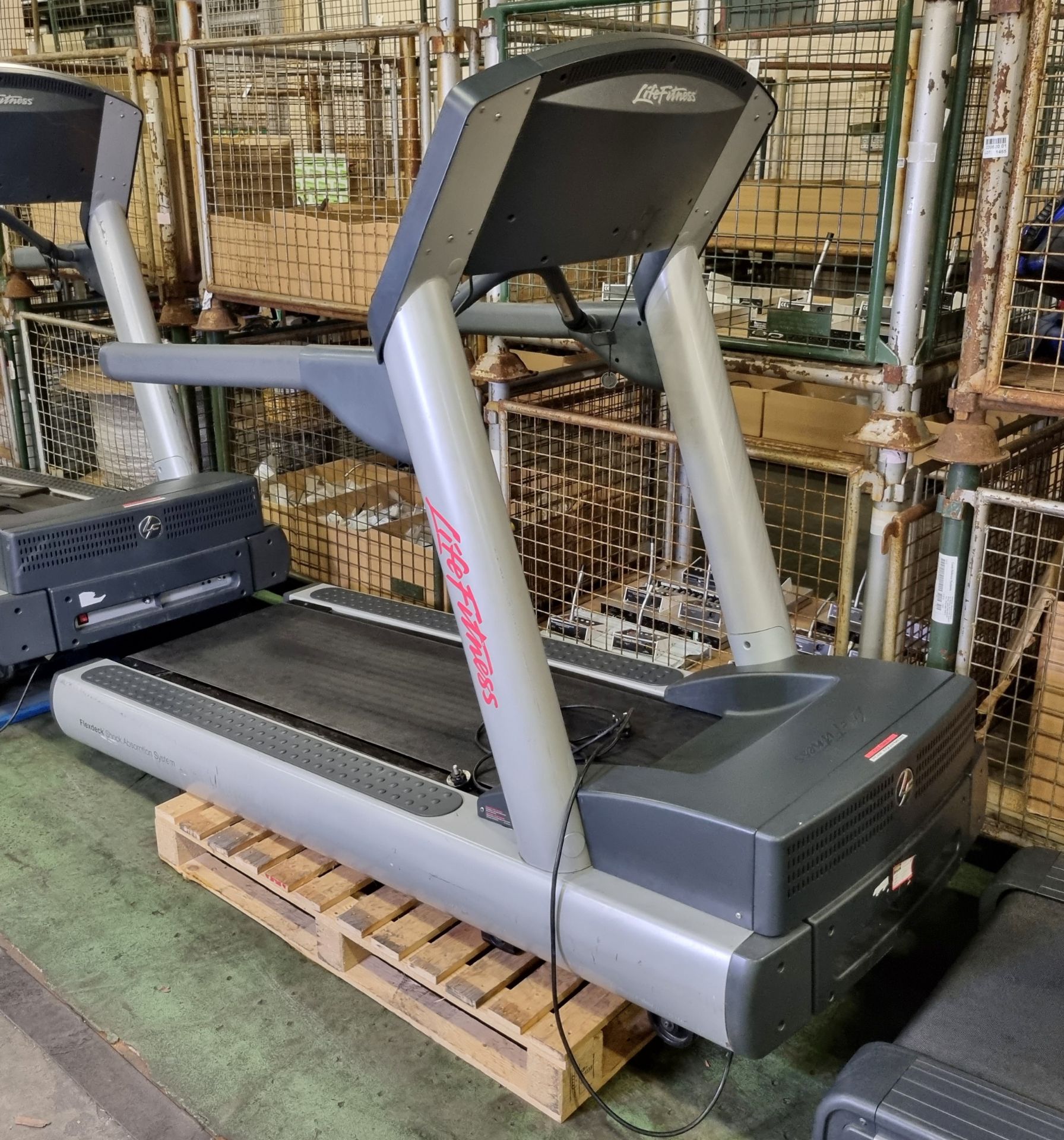 Life Fitness CLISTINHXK treadmill - Max user weight 181kg - W 2090 x D 920 x H 1420mm - Bild 4 aus 4