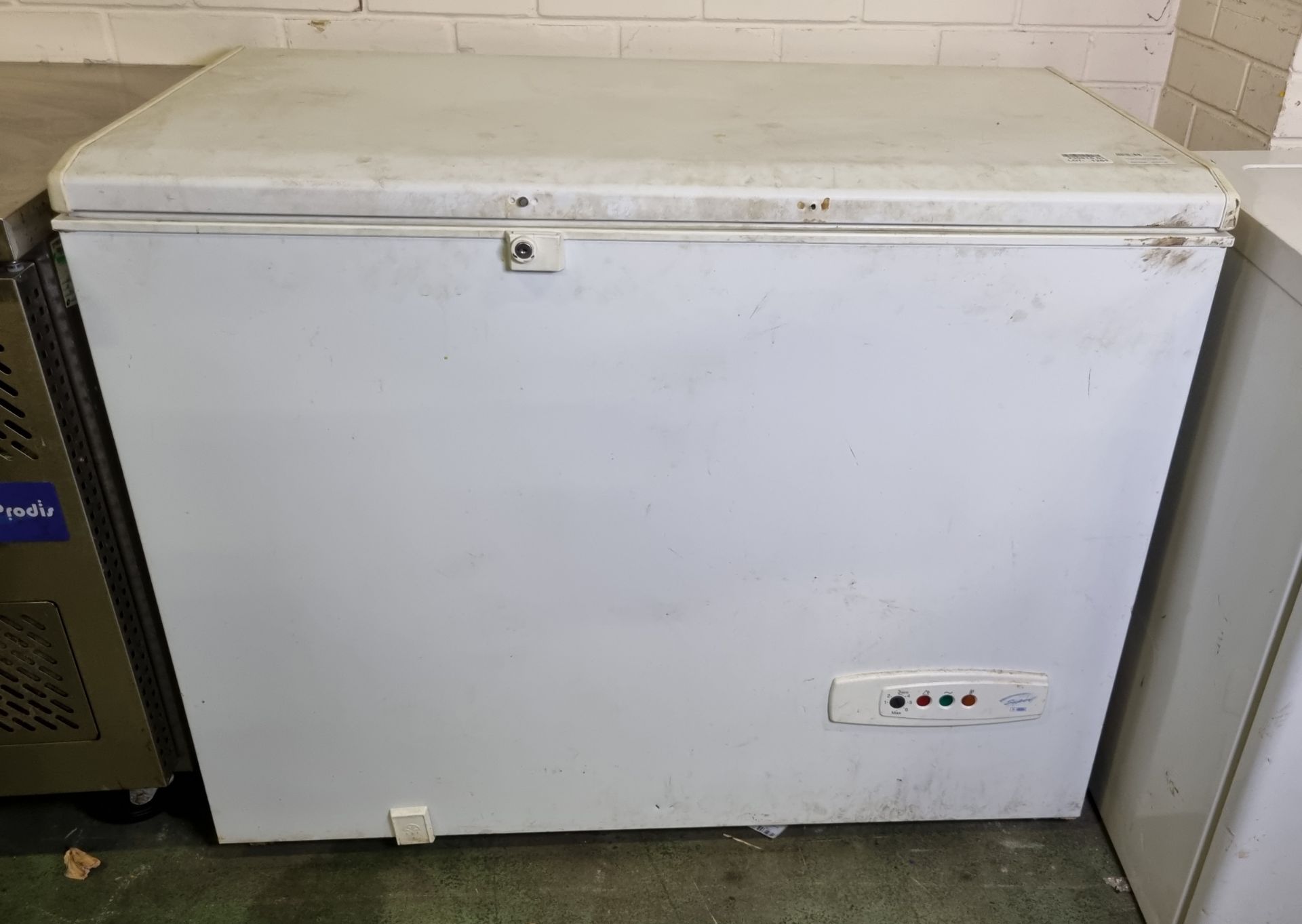 Whirlpool chest freezer - W 1120 x D 660 x H 920 mm