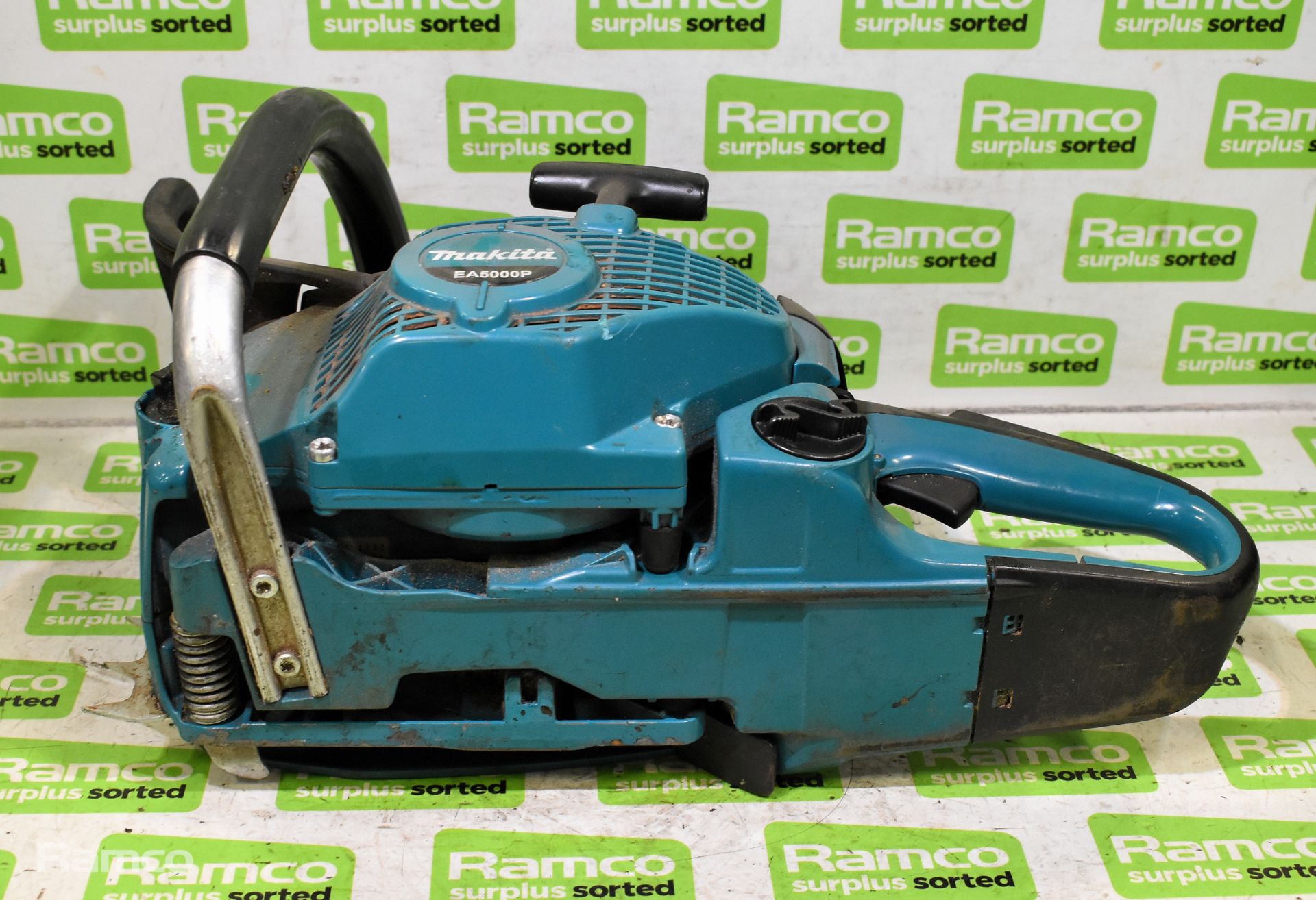 3x Makita DCS5030 50cc petrol chainsaw - BODIES ONLY - AS SPARES AND REPAIRS, 1x Makita EA5000P - Image 17 of 22