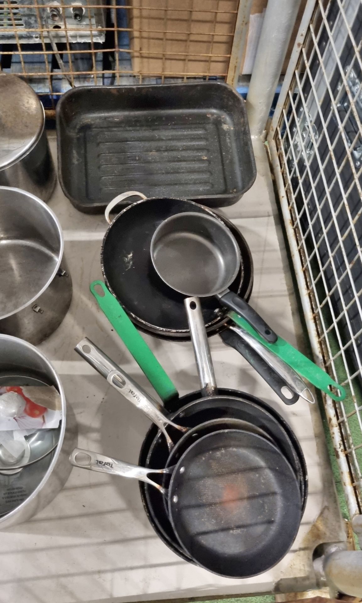 Catering - small and large frying pans, 4x 11 inch pans, 7x small bain maries, roast dish - Image 5 of 5