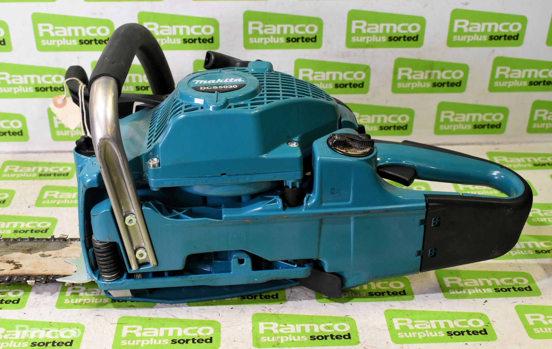 Makita DCS5030 50cc petrol chainsaw with guide and chain - AS SPARES & REPAIRS - Image 6 of 6