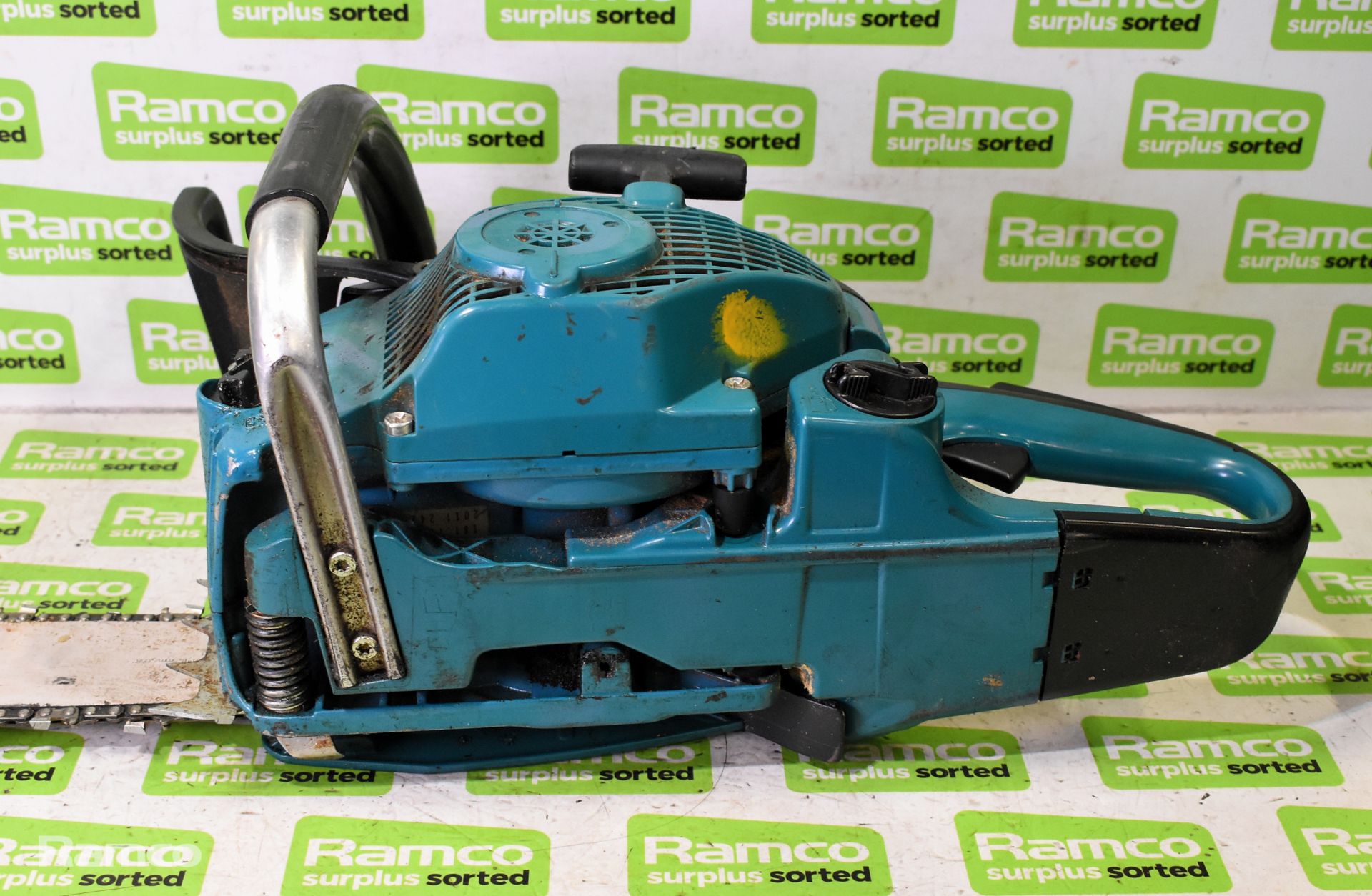 Makita DCS5030 50cc petrol chainsaw with guide and chain - AS SPARES & REPAIRS - Image 6 of 7