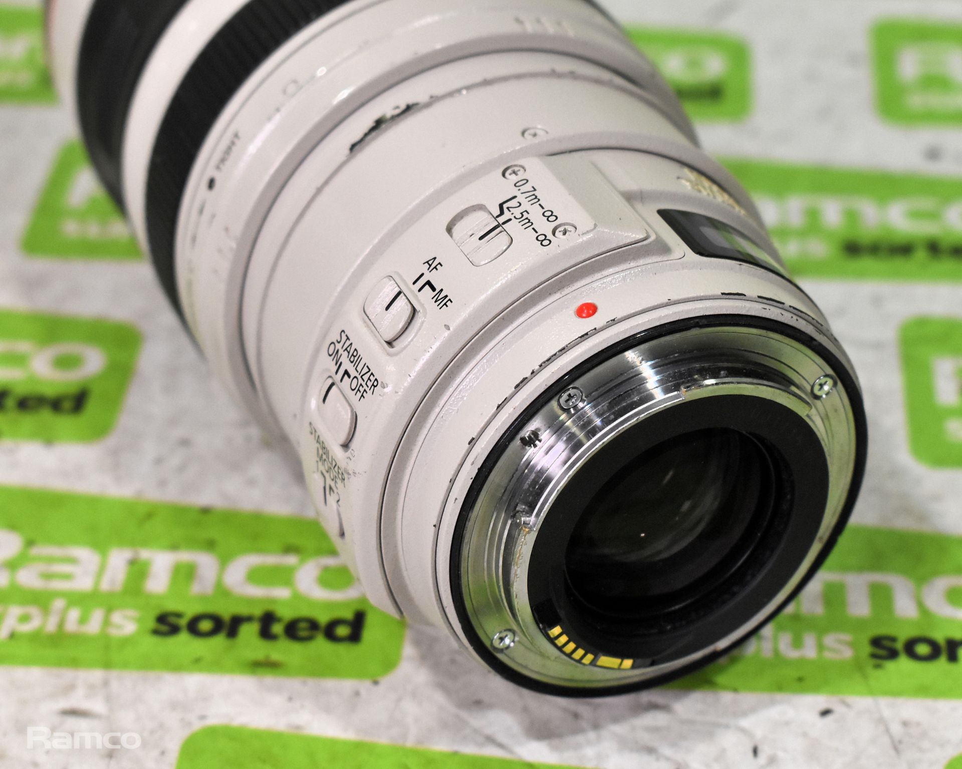 Canon zoom lens EF 28 - 300 mm 1 : 3.5 - 5.6 USM & Canon EW-83G hood - Bild 5 aus 13