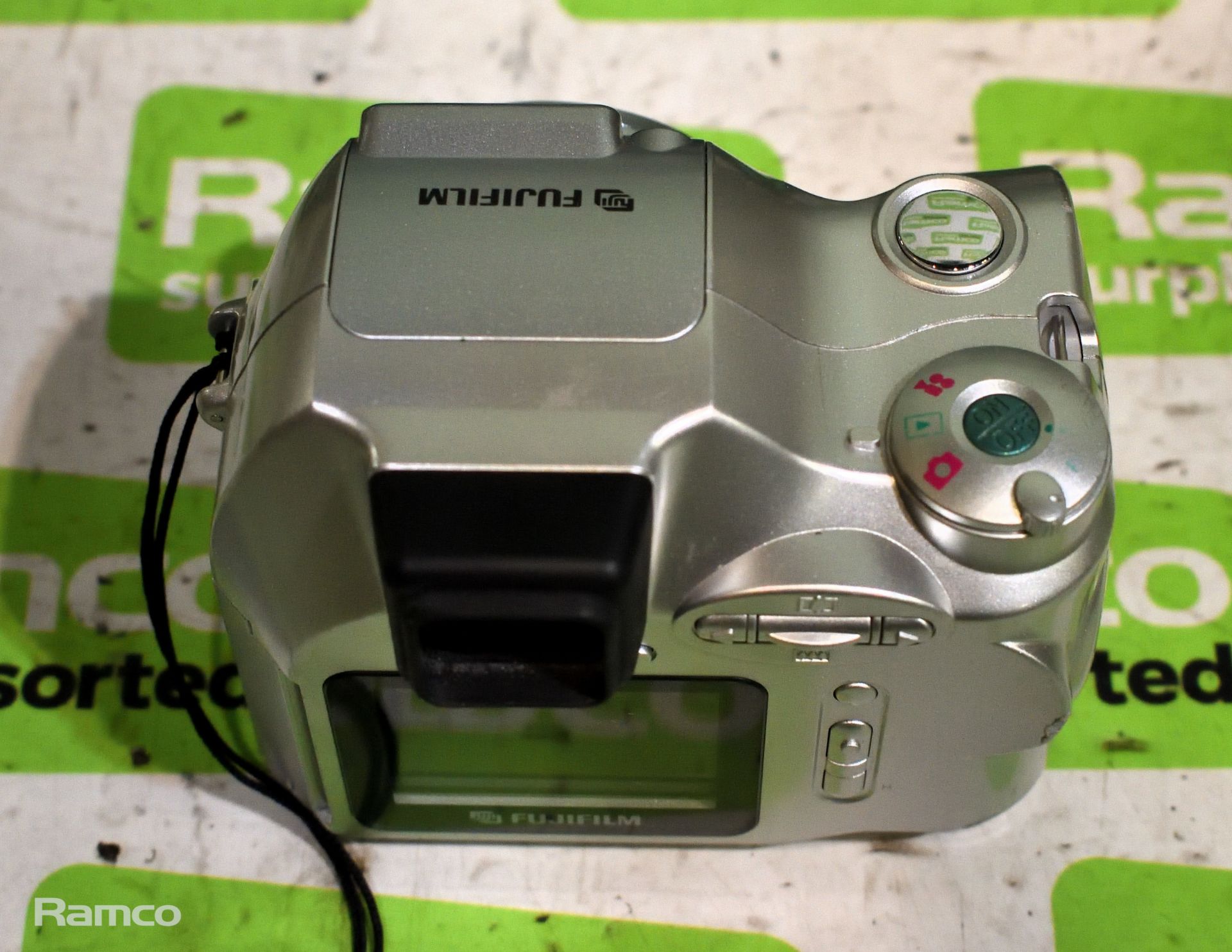 Fujifilm Finepix 2800 Zoom digital camera with box, Olympus Superzoom 700XB compact camera with box - Bild 4 aus 12