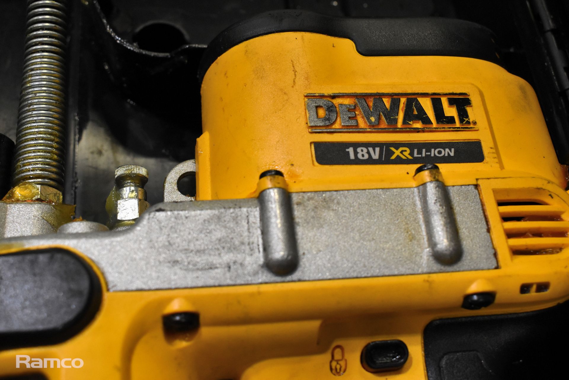 DeWalt DCGG571M1 18V 4.0Ah cordless grease gun with case - Image 5 of 6