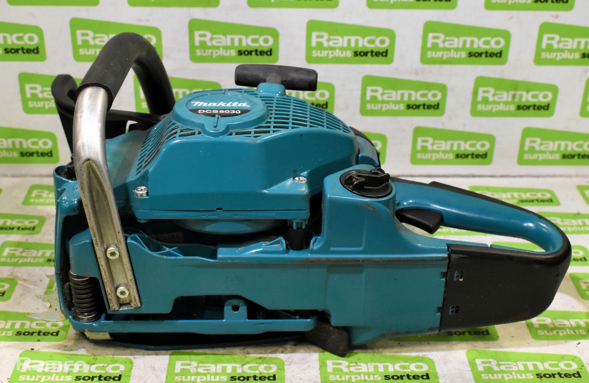 2x Makita DCS5030 50cc petrol chainsaw - BODIES ONLY - AS SPARES AND REPAIRS - Image 11 of 11