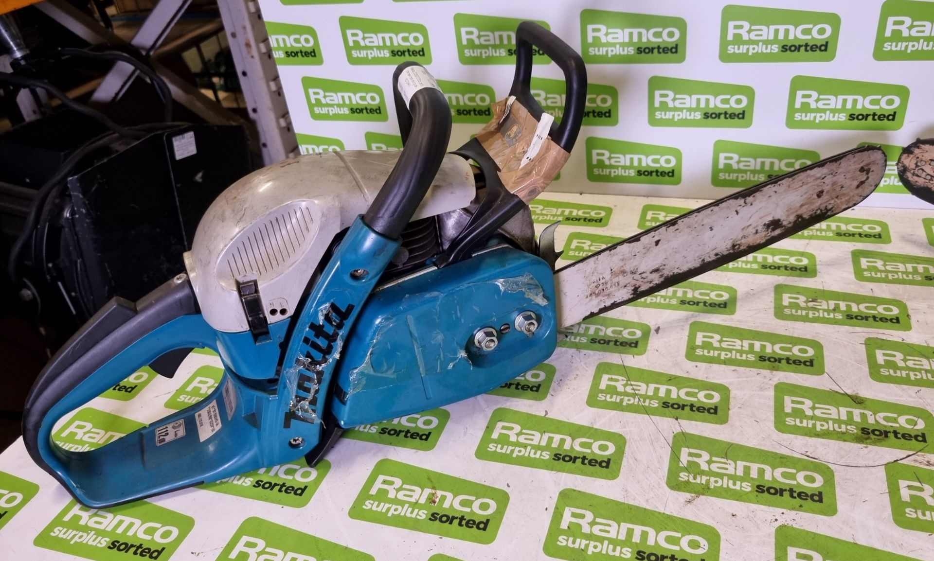 2x Makita DCS5000 50cc petrol chainsaws - body and guide - NO CHAIN - AS SPARES OR REPAIRS - Image 3 of 6