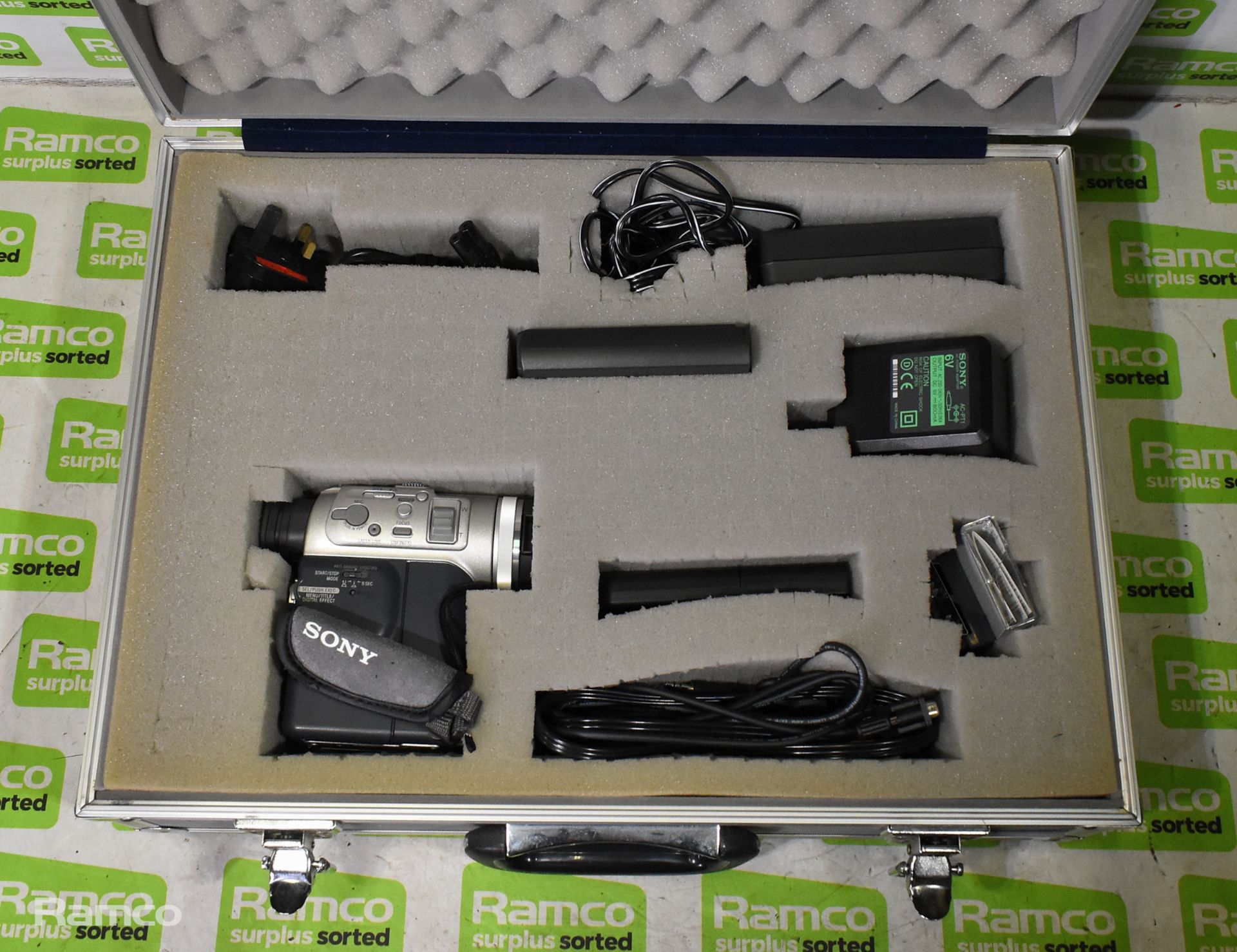 Sony DCR-PC100E digital video camera recorder with accessories and case - Bild 2 aus 9
