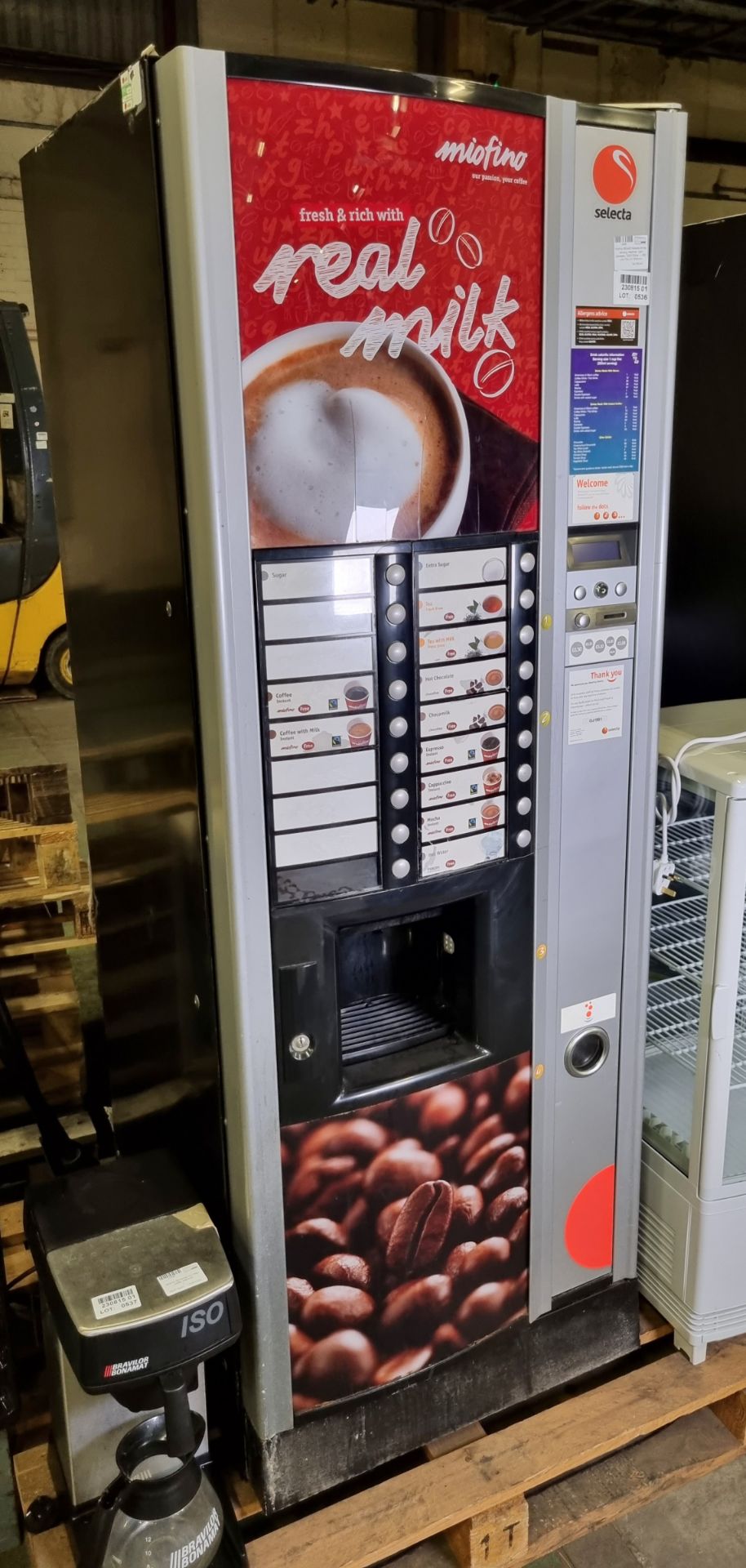 Miofino 960406 Selecta drinks vending machine - coin operated - 240V 50Hz - L 650 x W 730 x H 1830mm - Image 2 of 5