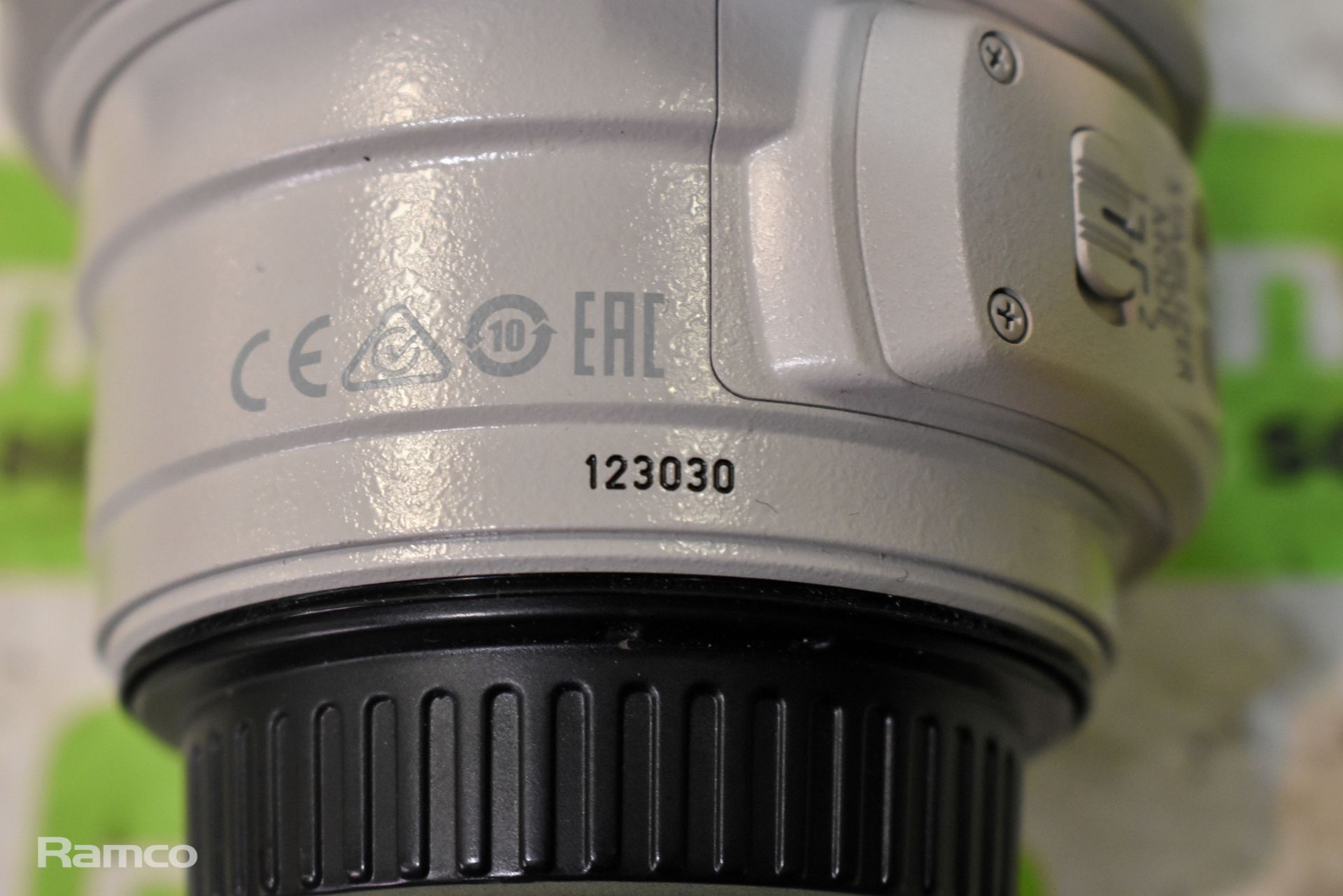 Canon zoom lens EF 28 - 300 mm 1 : 3.5 - 5.6 USM & Canon EW-83G with LZ1324 soft case - Bild 15 aus 16
