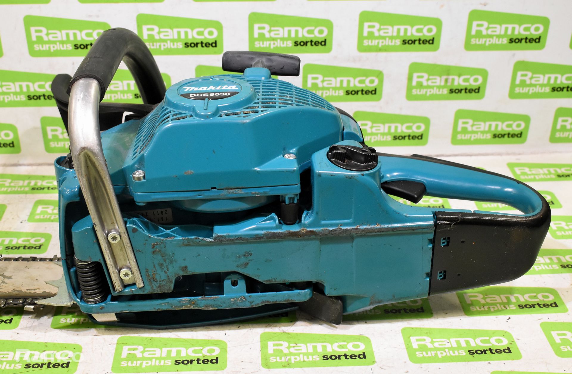 Makita DCS5030 50cc petrol chainsaw with guide and chain - AS SPARES & REPAIRS - Image 6 of 6