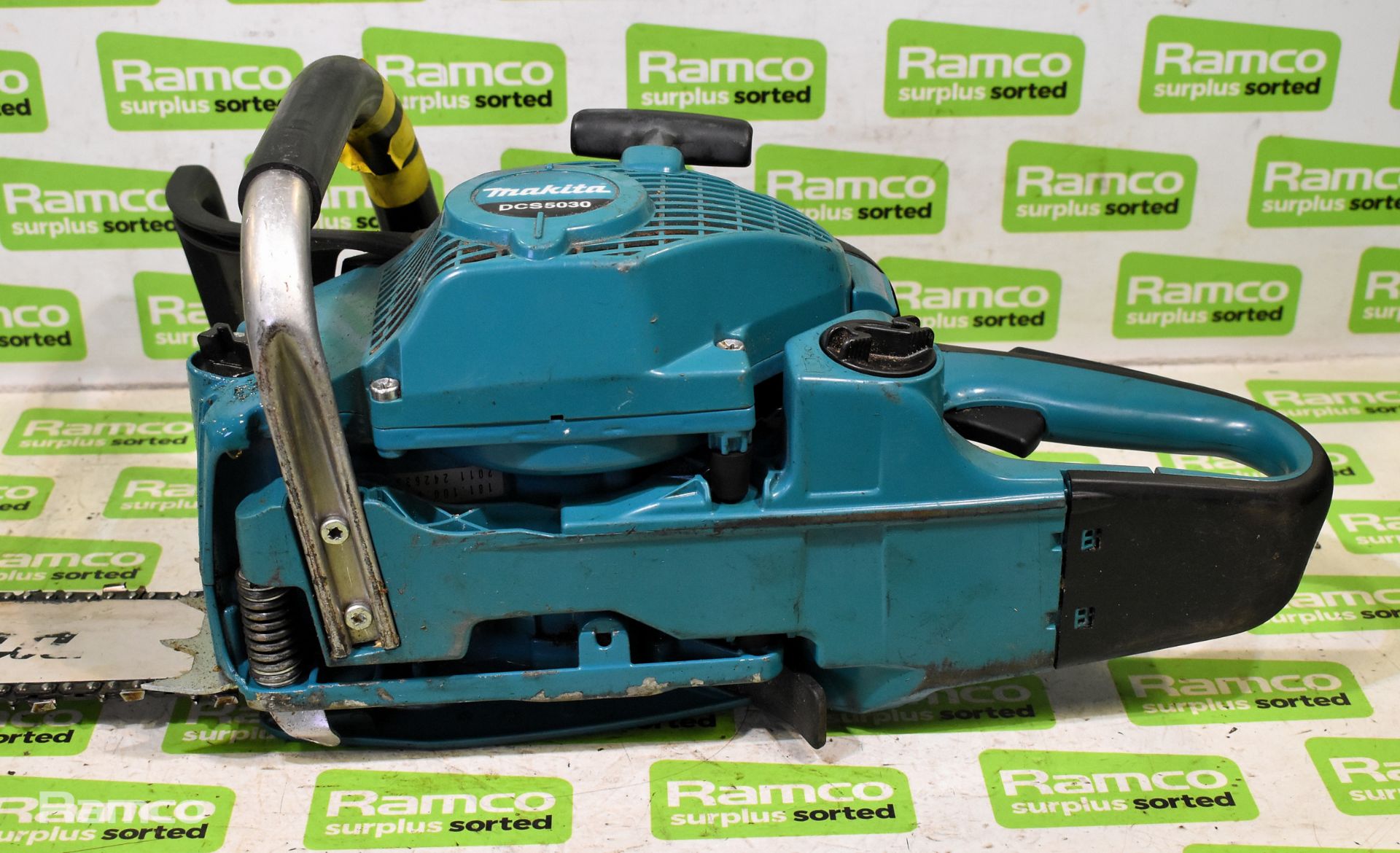 Makita DCS5030 50cc petrol chainsaw with guide and chain - AS SPARES & REPAIRS - Image 6 of 6