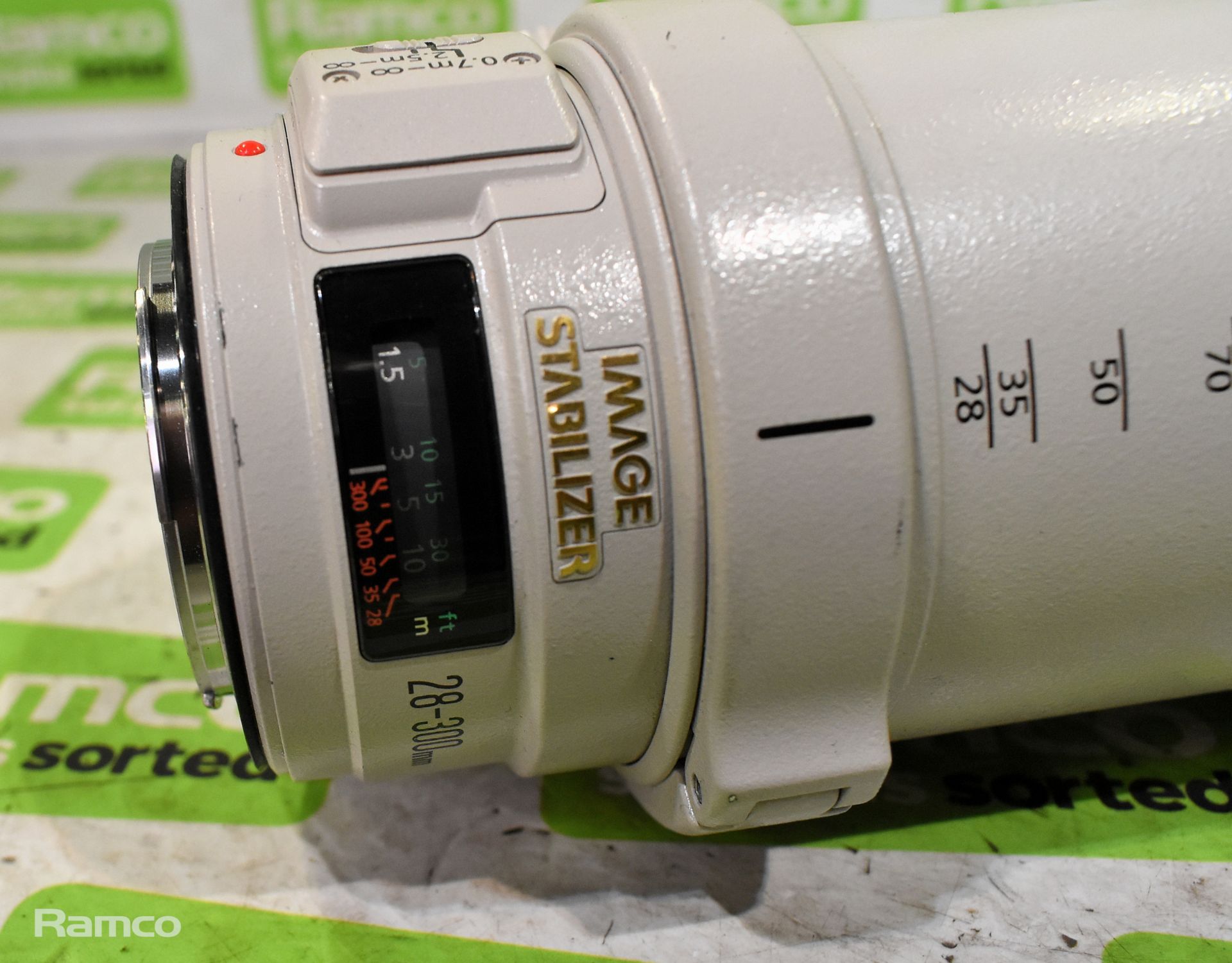 Canon zoom lens EF 28 - 300 mm 1 : 3.5 - 5.6 USM (no lens cover), Canon EW-83G with LZ1324 soft case - Bild 5 aus 16