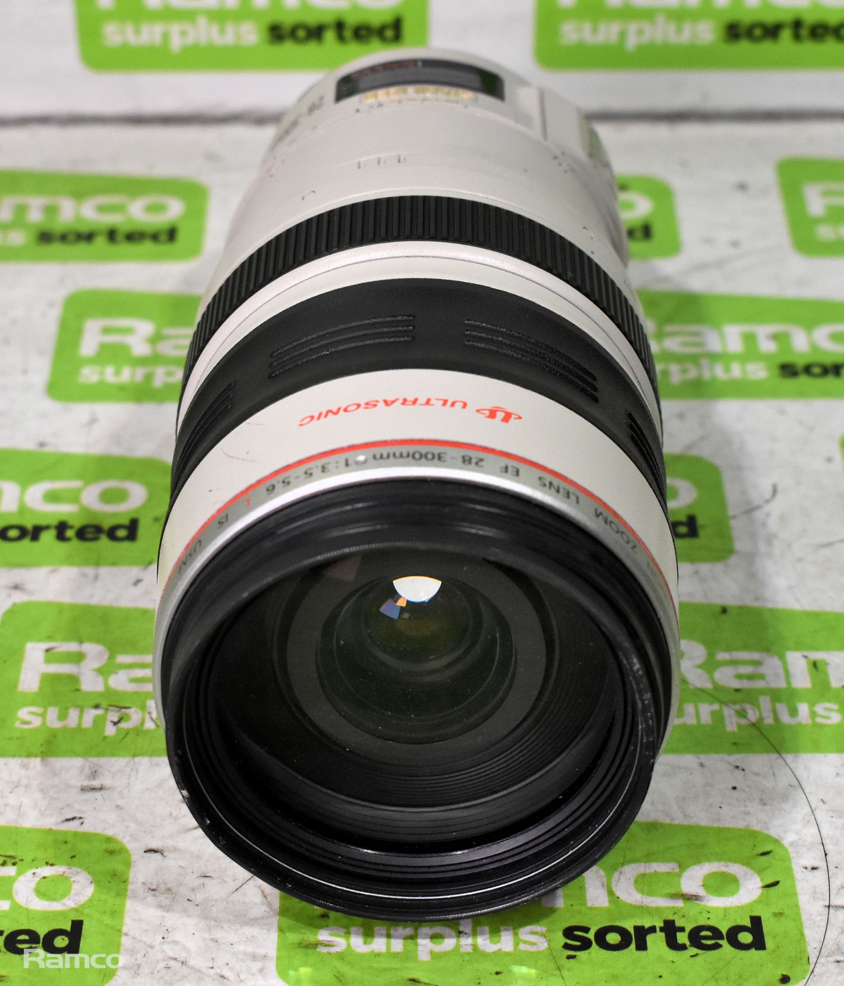 Canon zoom lens EF 28 - 300 mm 1 : 3.5 - 5.6 USM & Canon EW-83G hood - Bild 8 aus 13