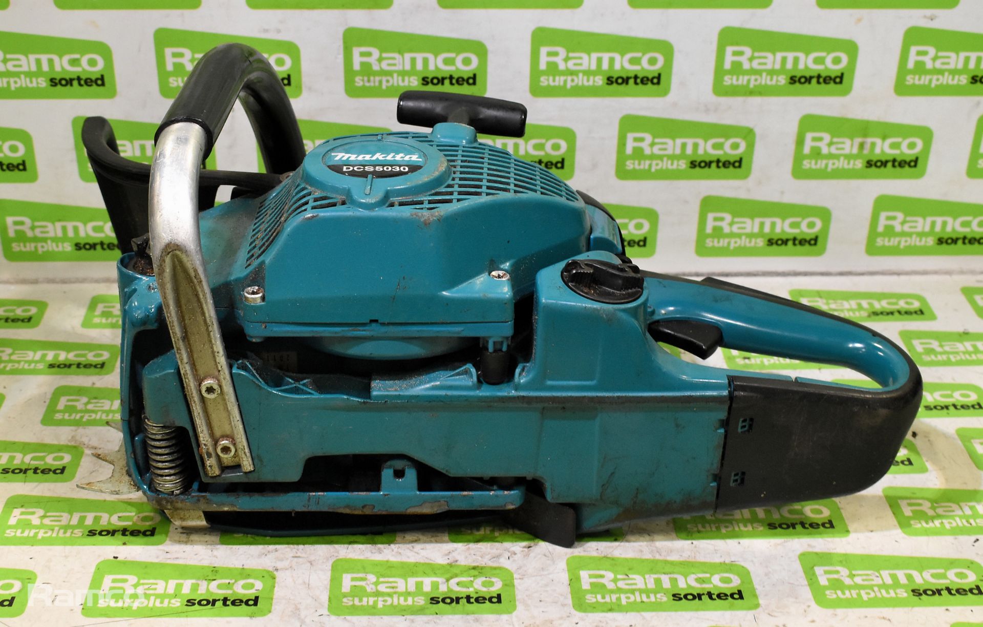 2x Makita DCS5030 50cc petrol chainsaw - BODIES ONLY - AS SPARES AND REPAIRS - Image 6 of 11