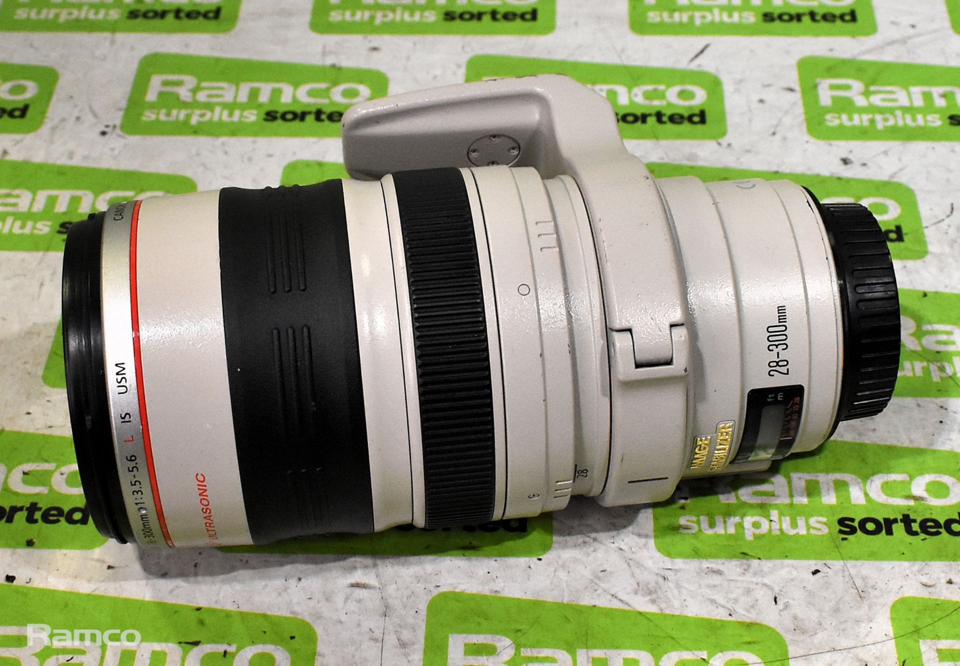 Canon zoom lens EF 28 - 300 mm 1 : 3.5 - 5.6 USM (no lens cover), Canon EW-83G with LZ1324 soft case - Bild 13 aus 16