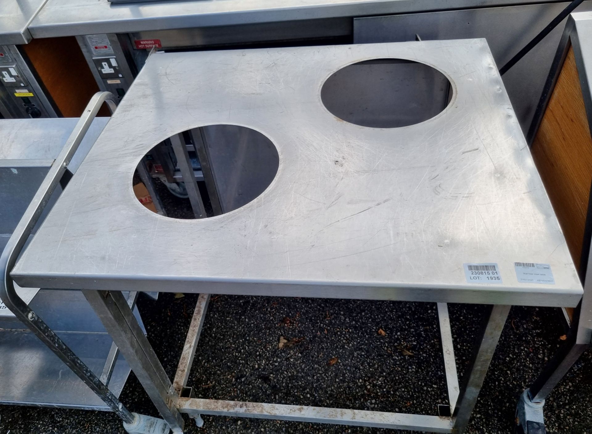 Stainless steel table with holes in top - L850 x D920 x H900mm - Image 3 of 4