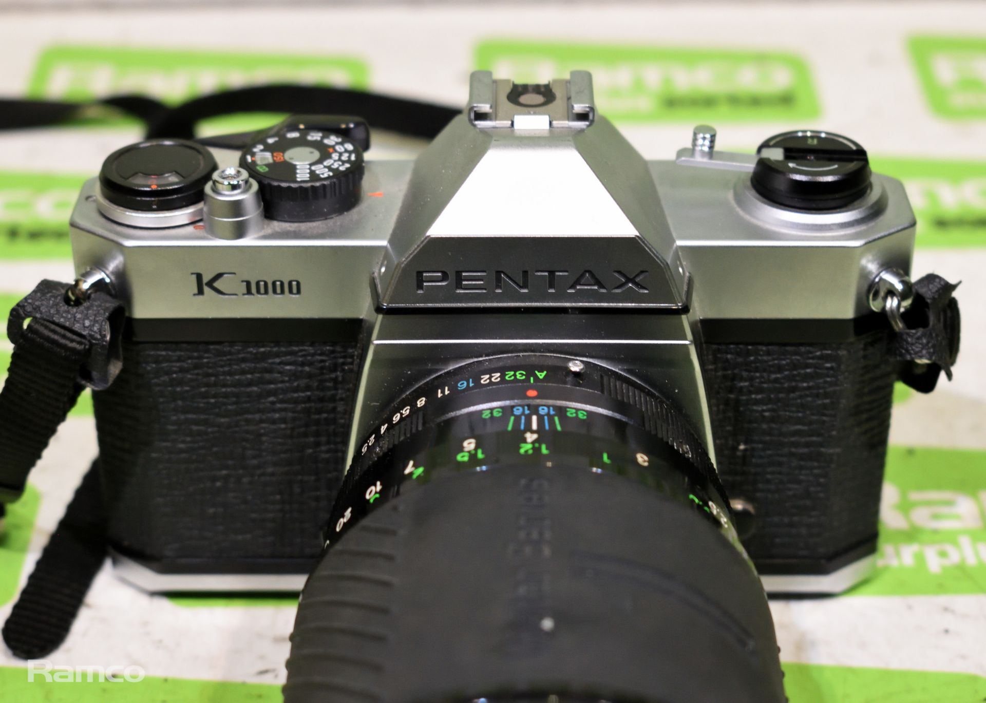 Pentax K1000 SLR camera with Vivitar Series 1L 105mm F2.5 macro lens - Bild 2 aus 9