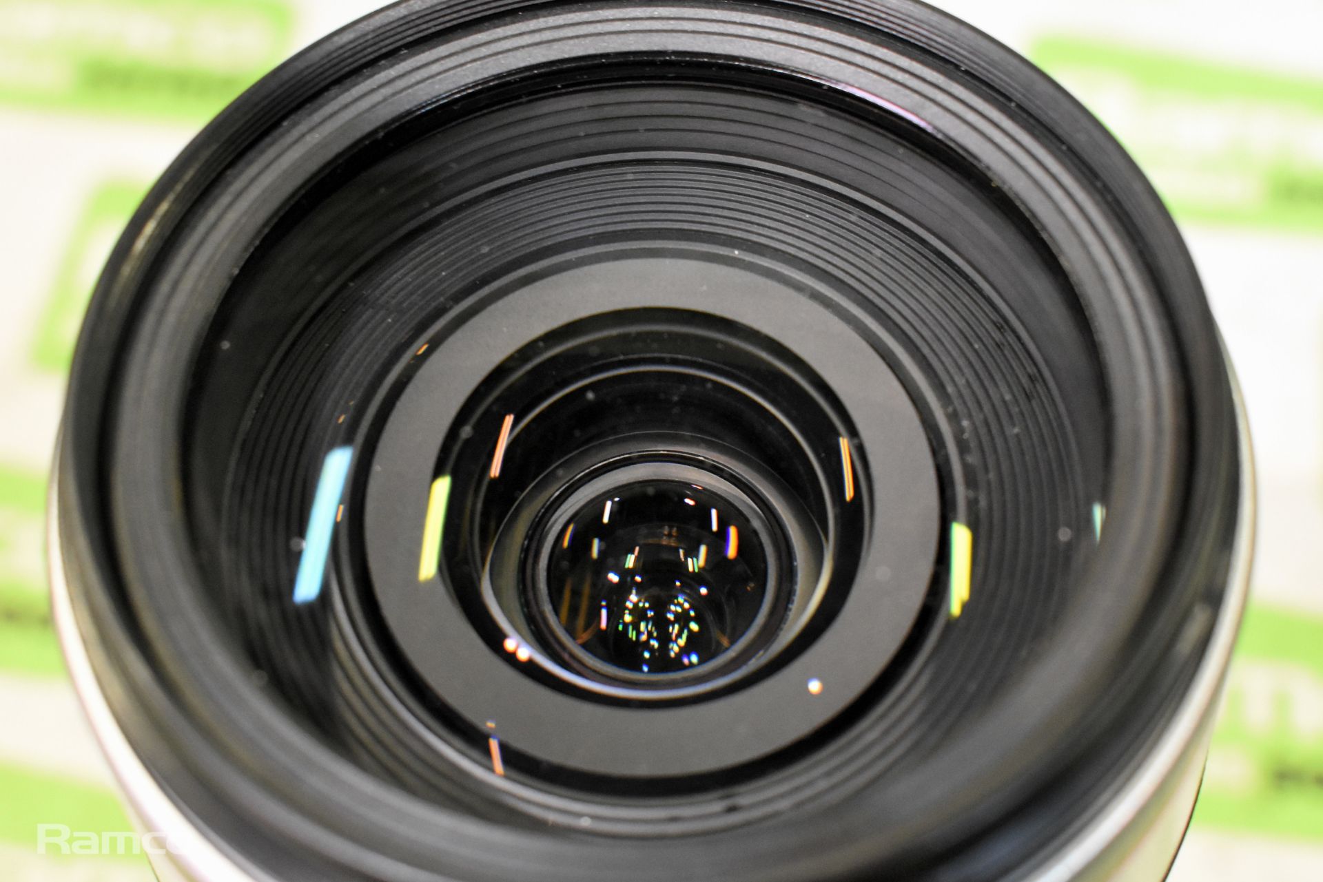 Canon zoom lens EF 28 - 300 mm 1 : 3.5 - 5.6 USM with LZ1324 soft case - Bild 12 aus 13