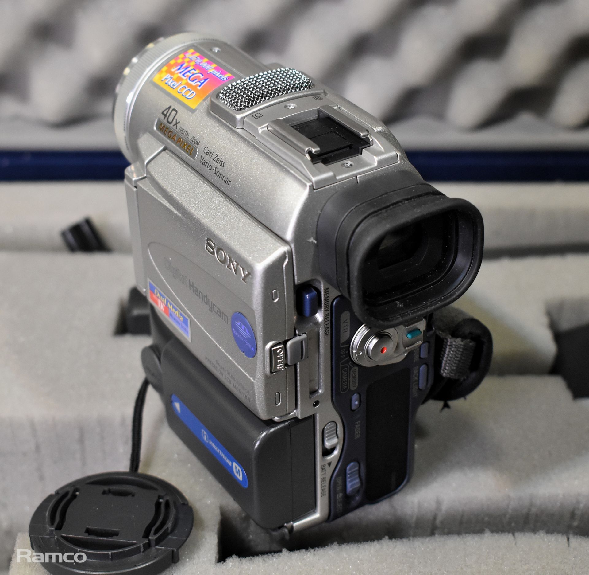 Sony DCR-PC100E digital video camera recorder with accessories and case - Bild 6 aus 9