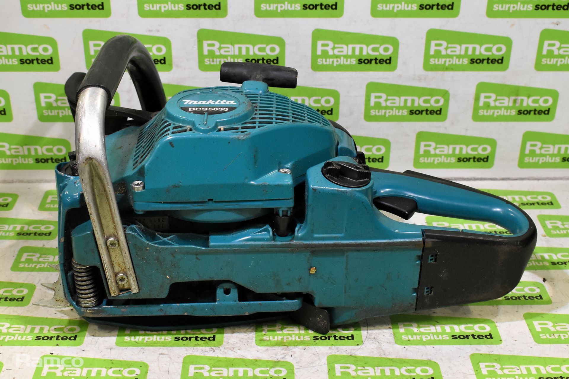 3x Makita DCS5030 50cc petrol chainsaw - BODIES ONLY - AS SPARES AND REPAIRS, 1x Makita EA5000P - Image 7 of 22