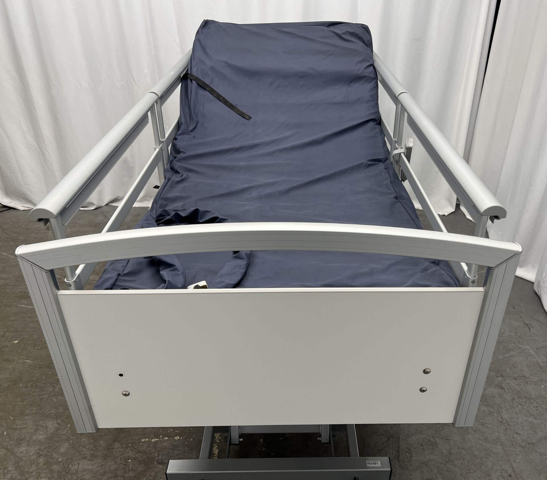 Wissner-Bosserhoff Sentida 6 hospital bed with Herida Argyll II dynamic airflow mattress (no pump) - Image 26 of 26
