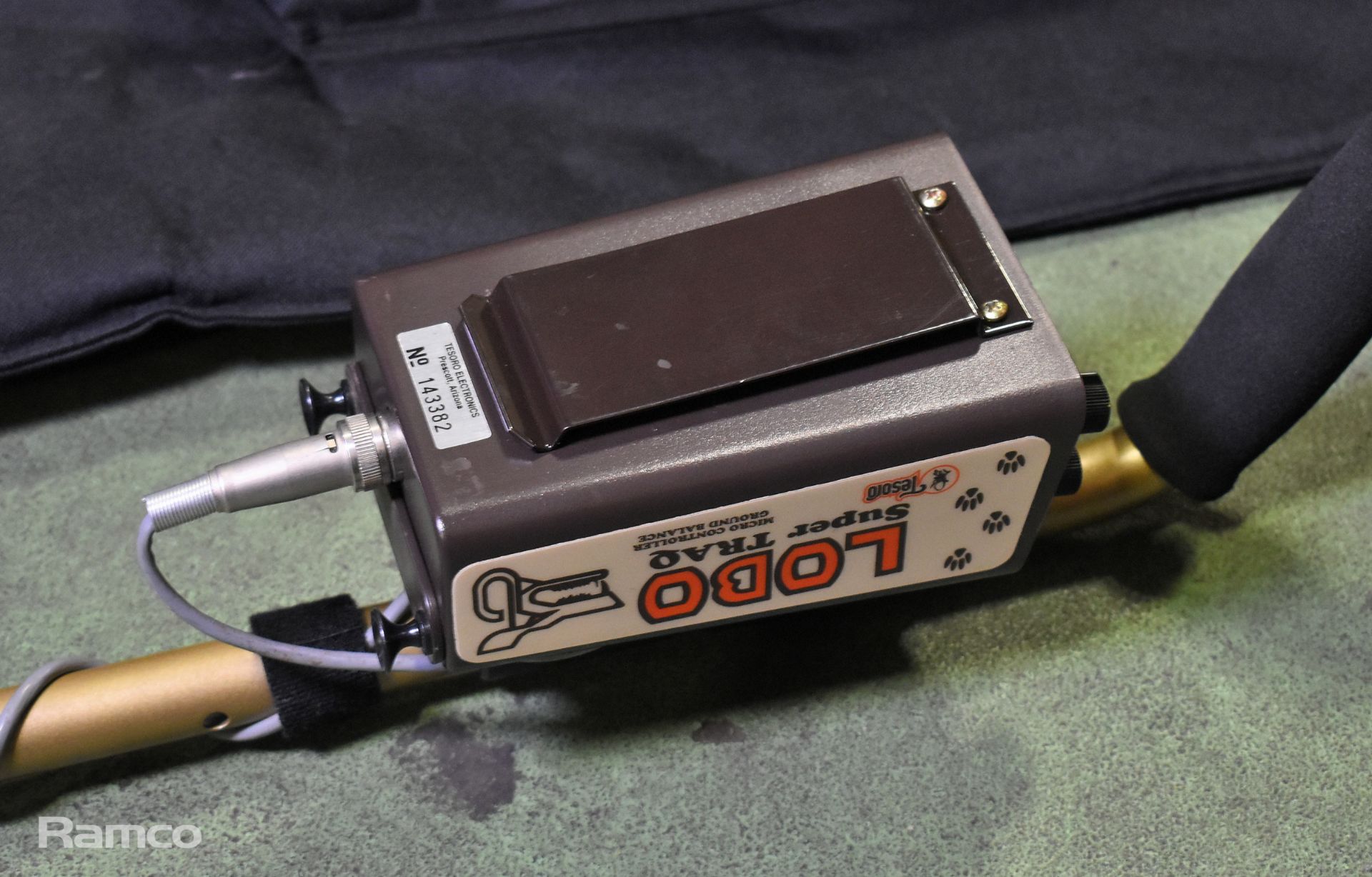 Tesoro Lobo Supertraq metal detector with case - Image 4 of 7