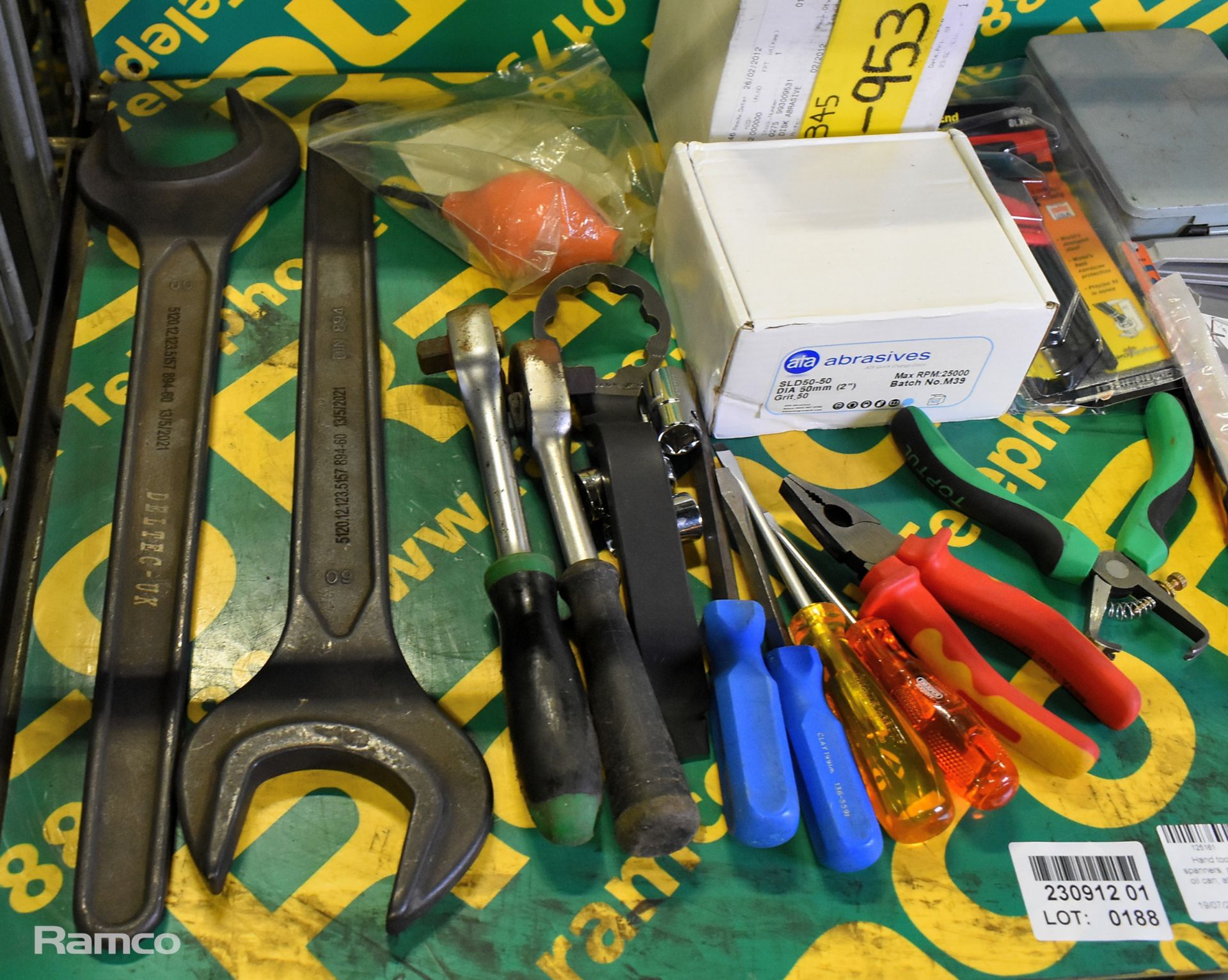 Hand tools - ratchets, spanners, pliers, allen keys, oil can, abrasive discs and hacksaw - Bild 2 aus 7