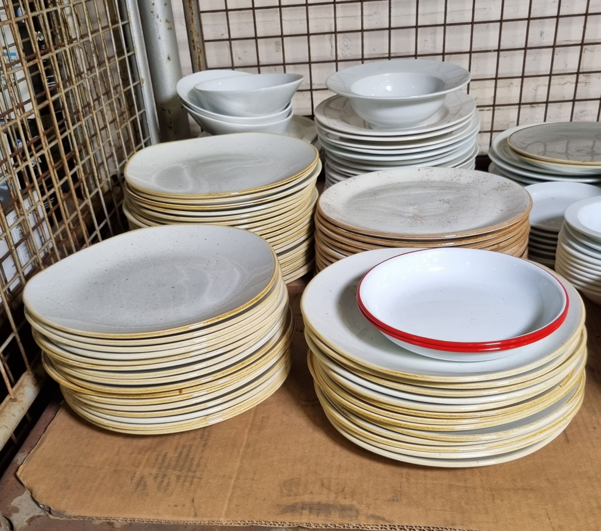 Tableware - Crockery plates & bowls assorted sizes and styles - Bild 4 aus 6