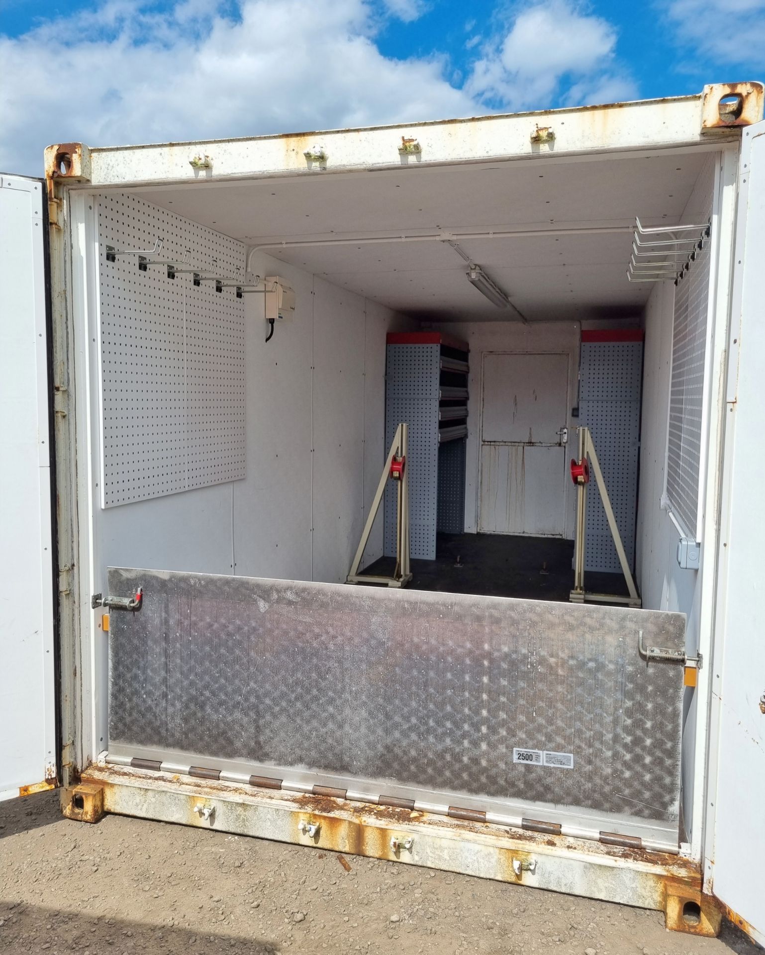 20 foot shipping container with fitted Auto Reel CJ3000 cable drum jacks, ramp - Image 7 of 21