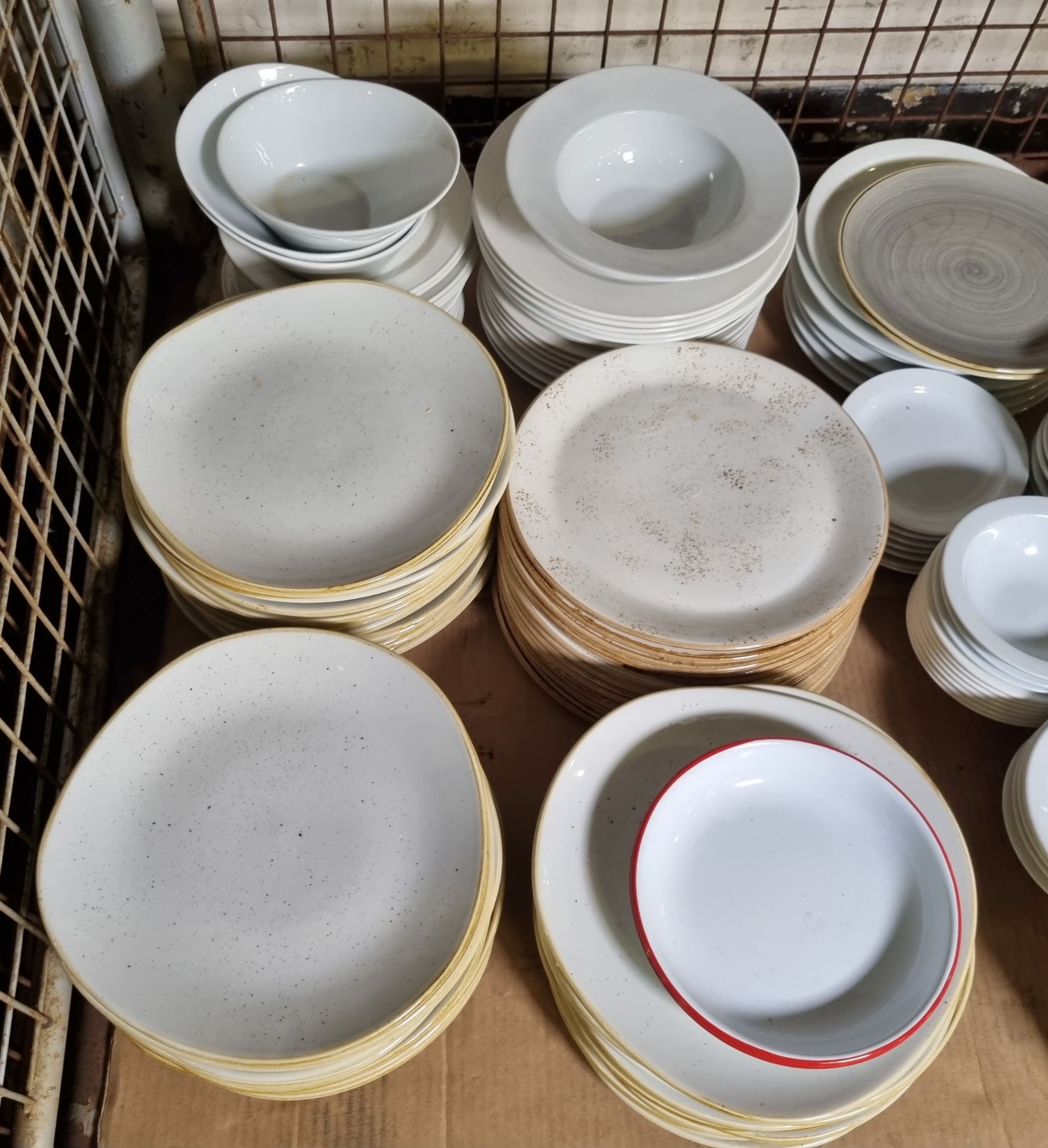 Tableware - Crockery plates & bowls assorted sizes and styles - Bild 5 aus 6