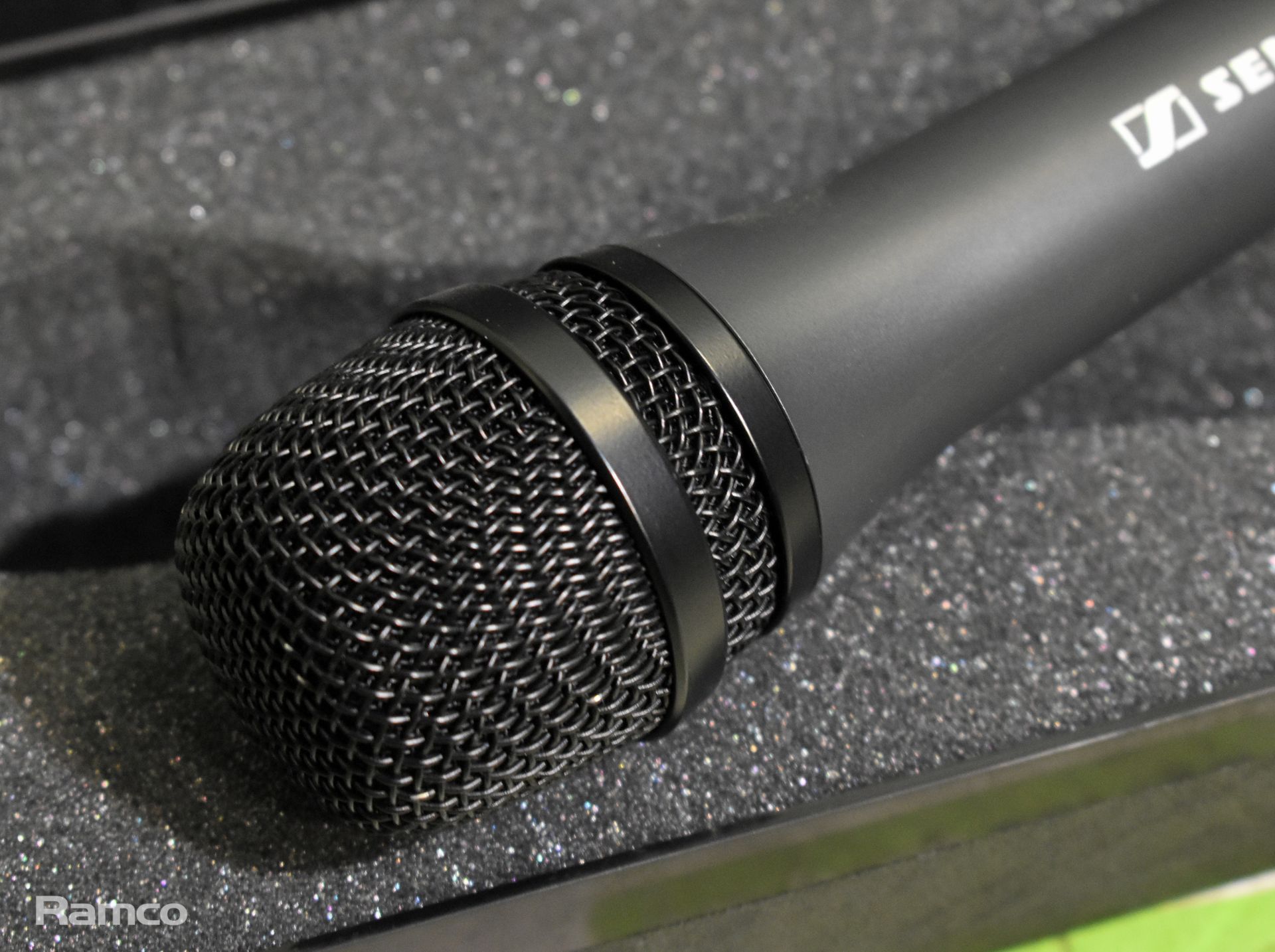 Sennheiser MD46 microphone - in case - Image 2 of 3