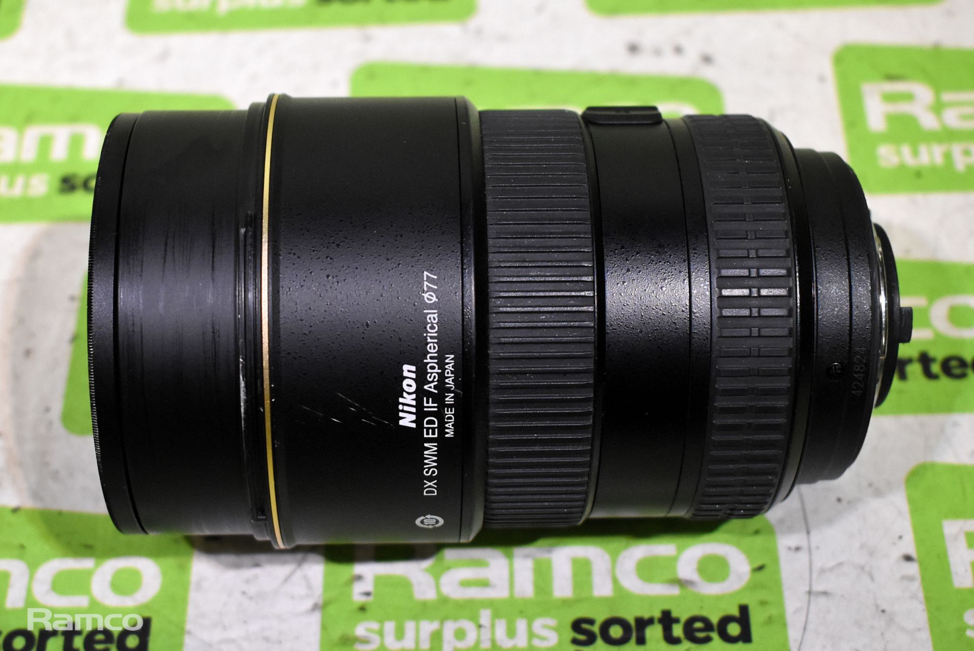 Nikon 17-55mm f/2.8G ED DX Nikkor lens with Nikon HB-31 hood and Calumet MC UV 77mm filter - Bild 2 aus 7