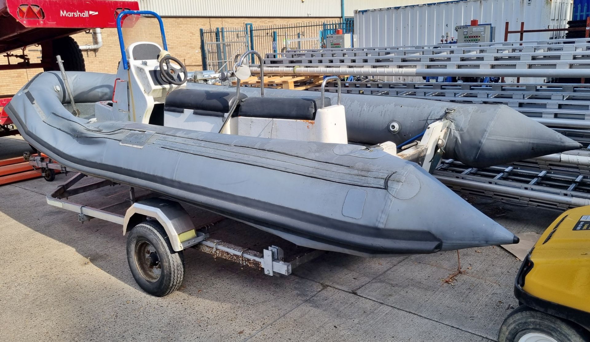 Avon searider 5.4m RIB boat (L5700 x W2150mm) on galvanised trailer - Slow leak on one tube - Bild 2 aus 10